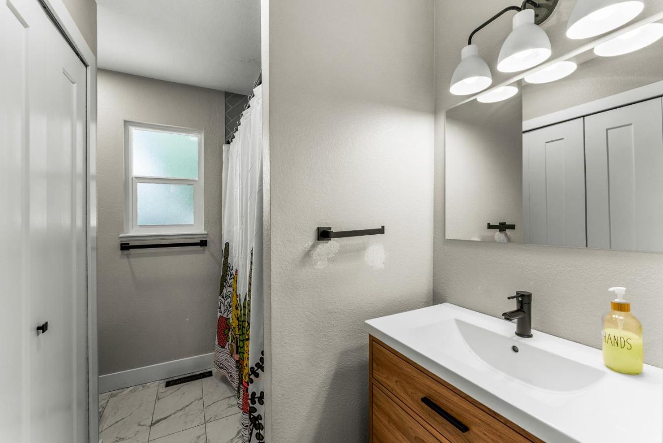 Stylish Arvada Duplex Central Access to Denver