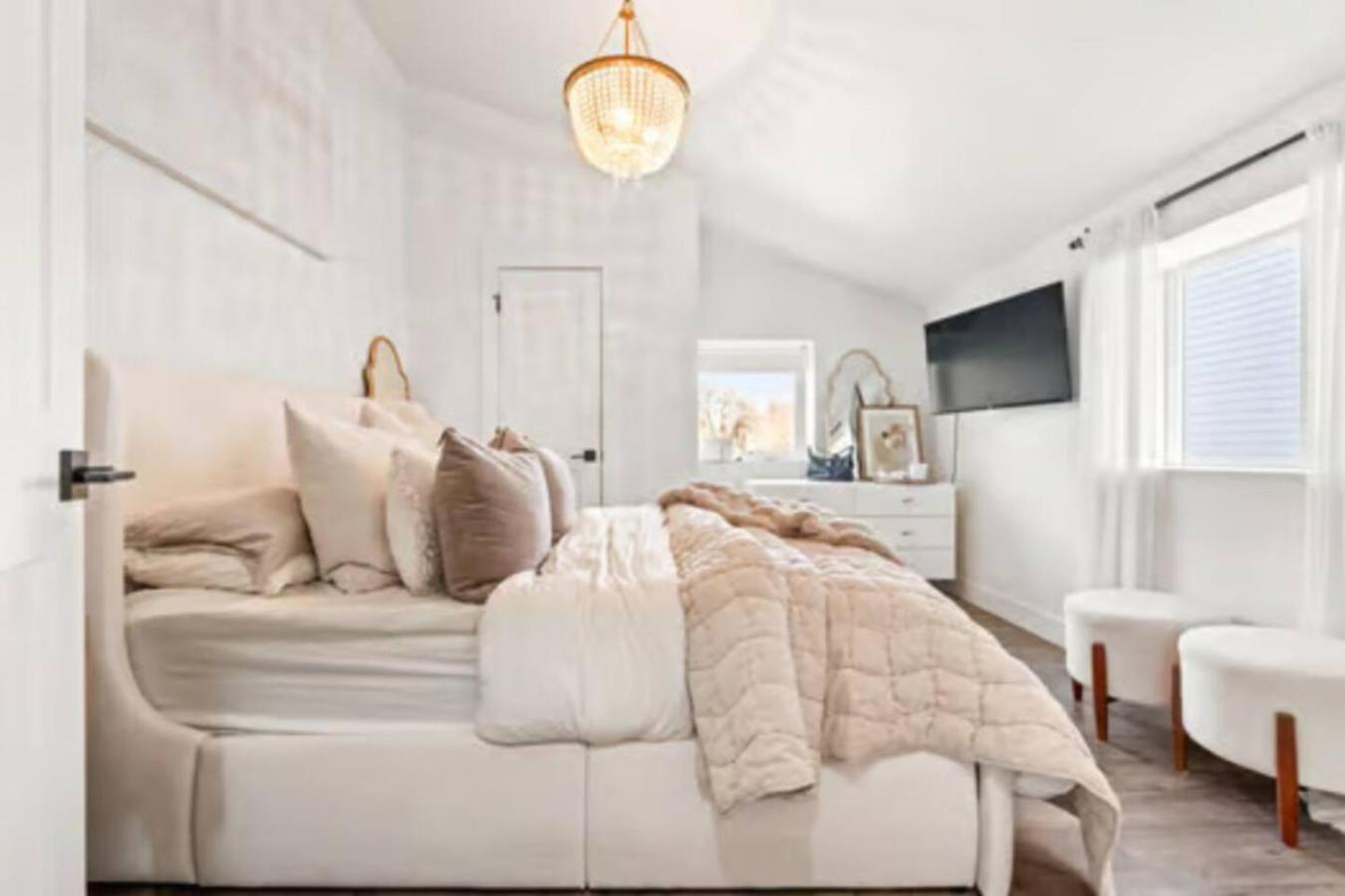 West Denver Radiance Light and Bright 3BR retreat