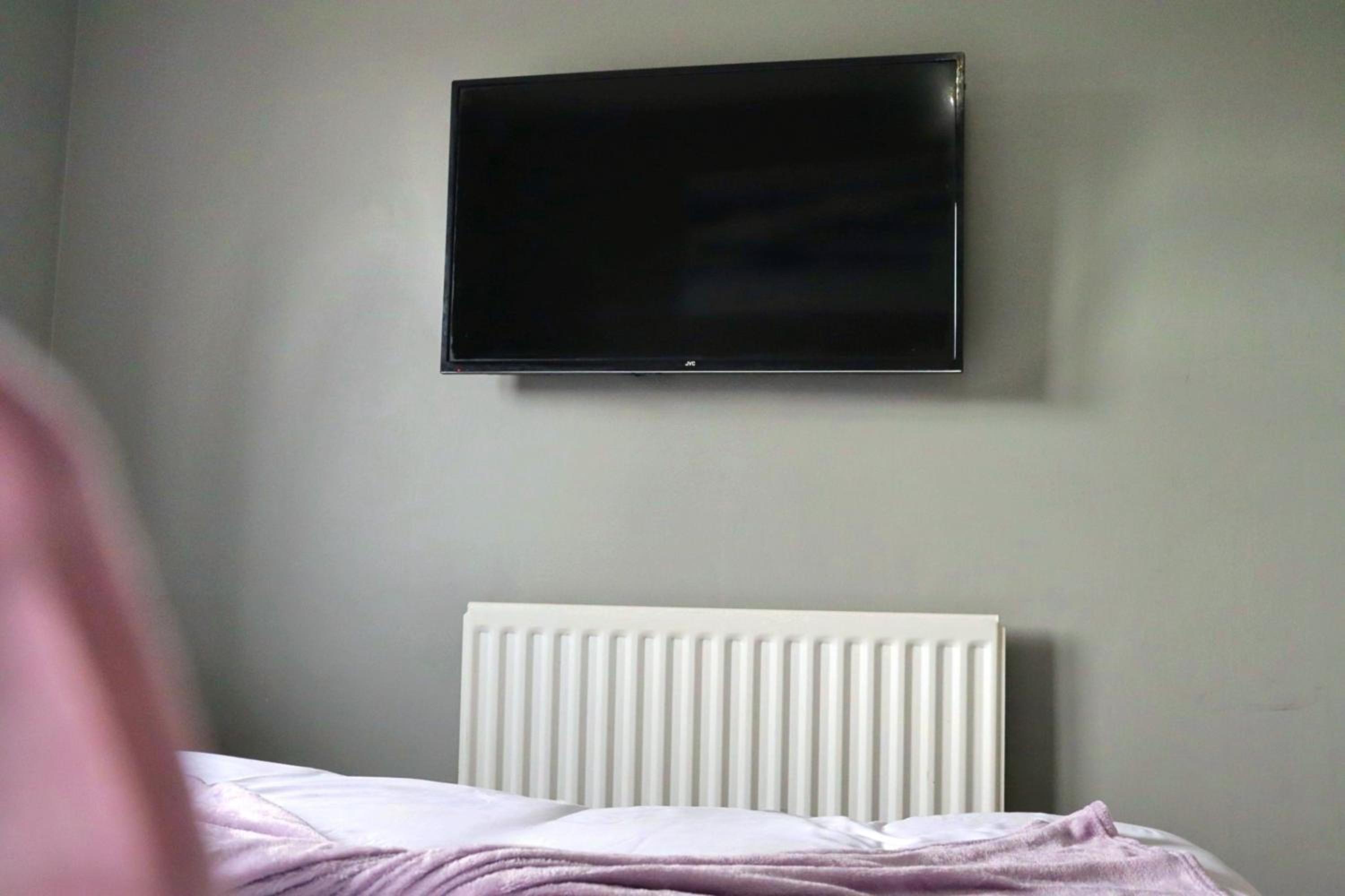 Heathrow Modern House with Parking & Fast WiFi