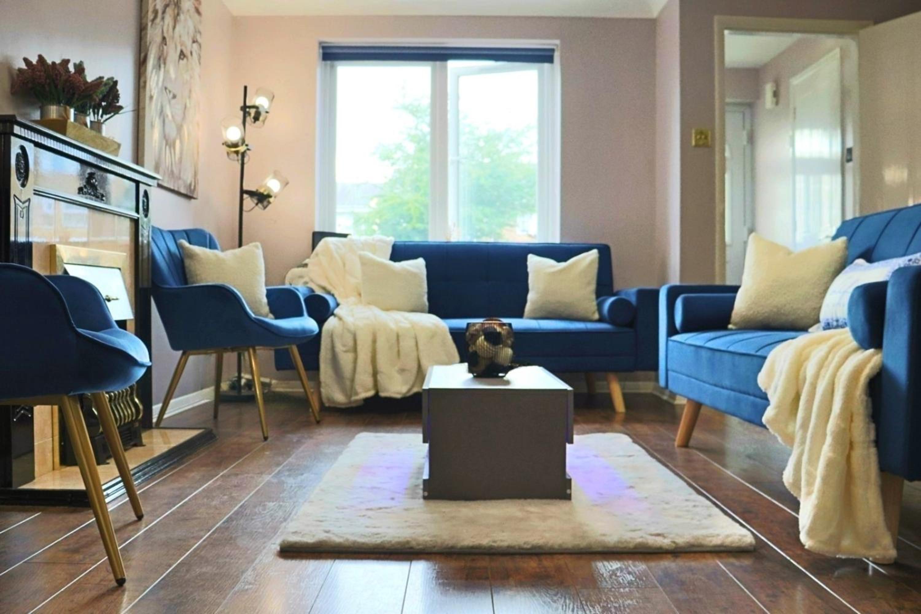 Heathrow Modern House with Parking & Fast WiFi
