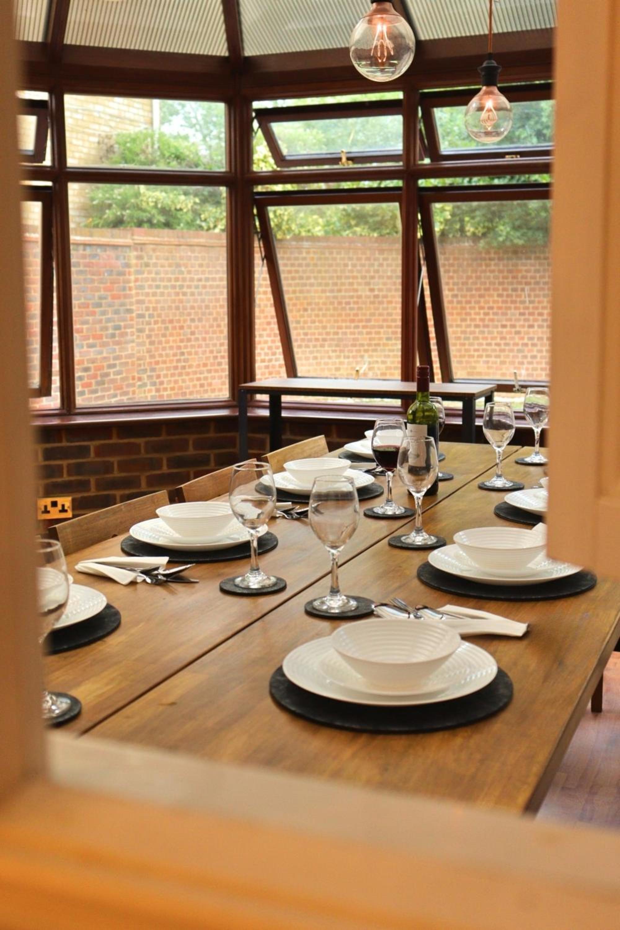 Heathrow Modern House with Parking & Fast WiFi