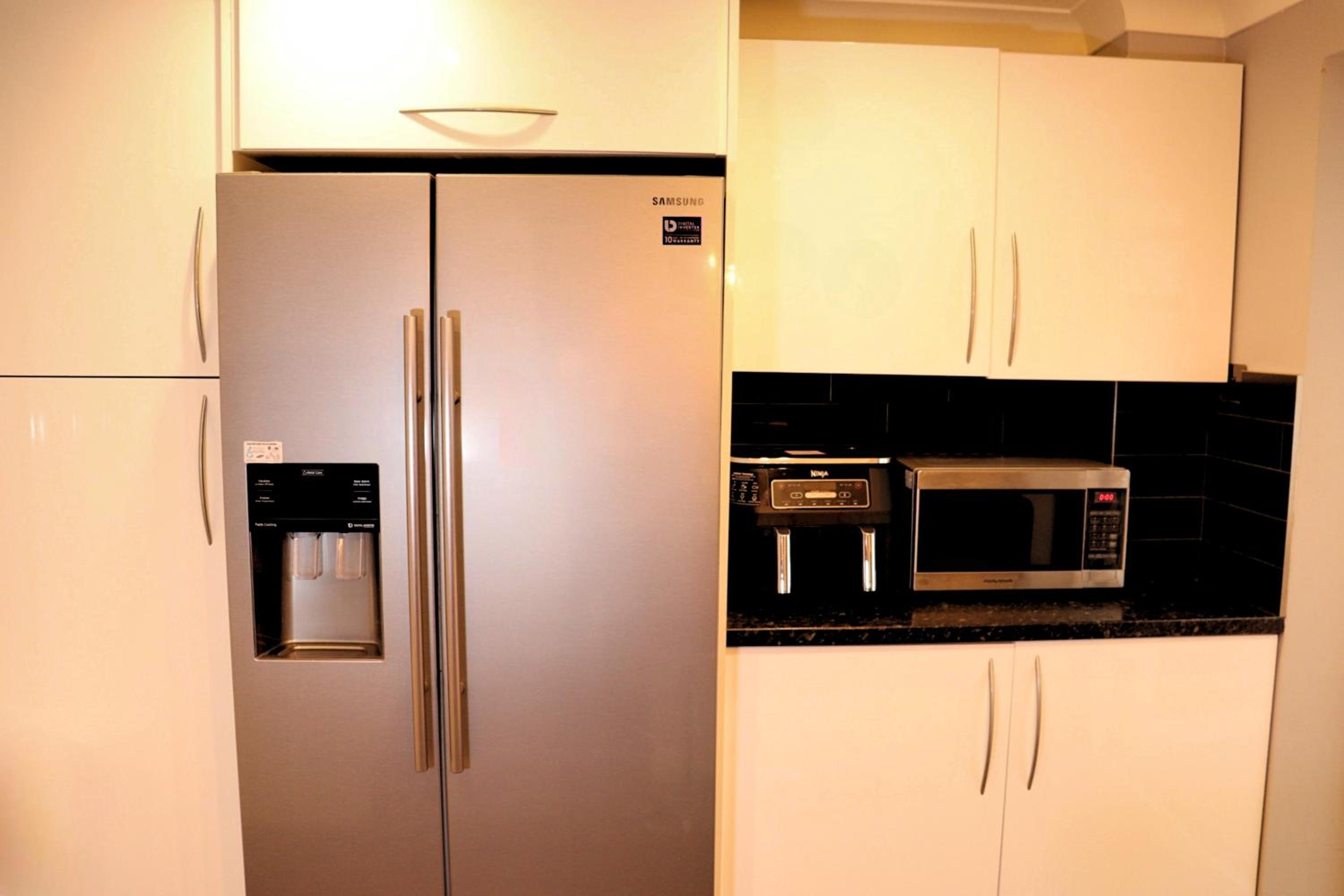 Heathrow Modern House with Parking & Fast WiFi