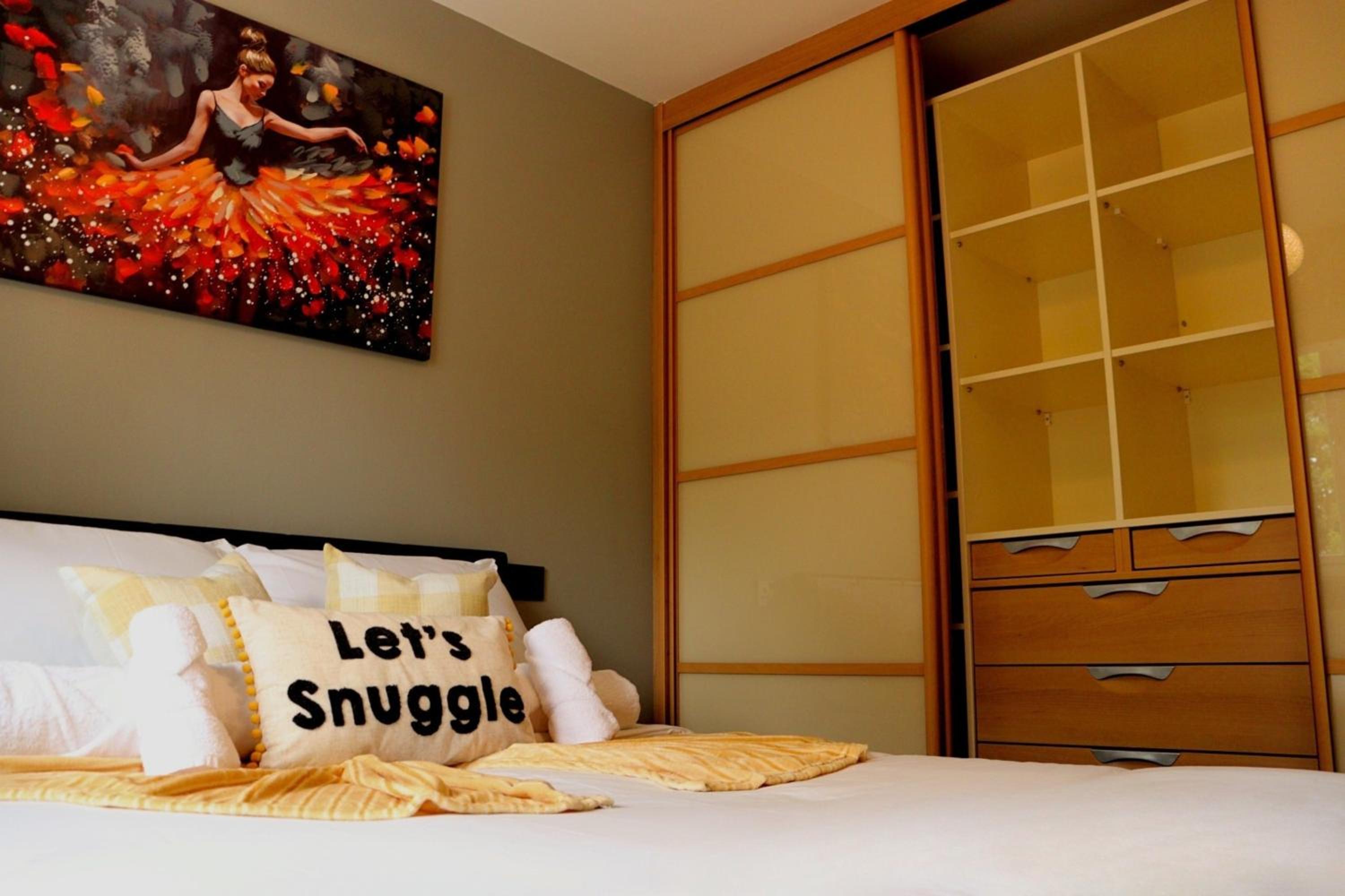 Heathrow Modern House with Parking & Fast WiFi