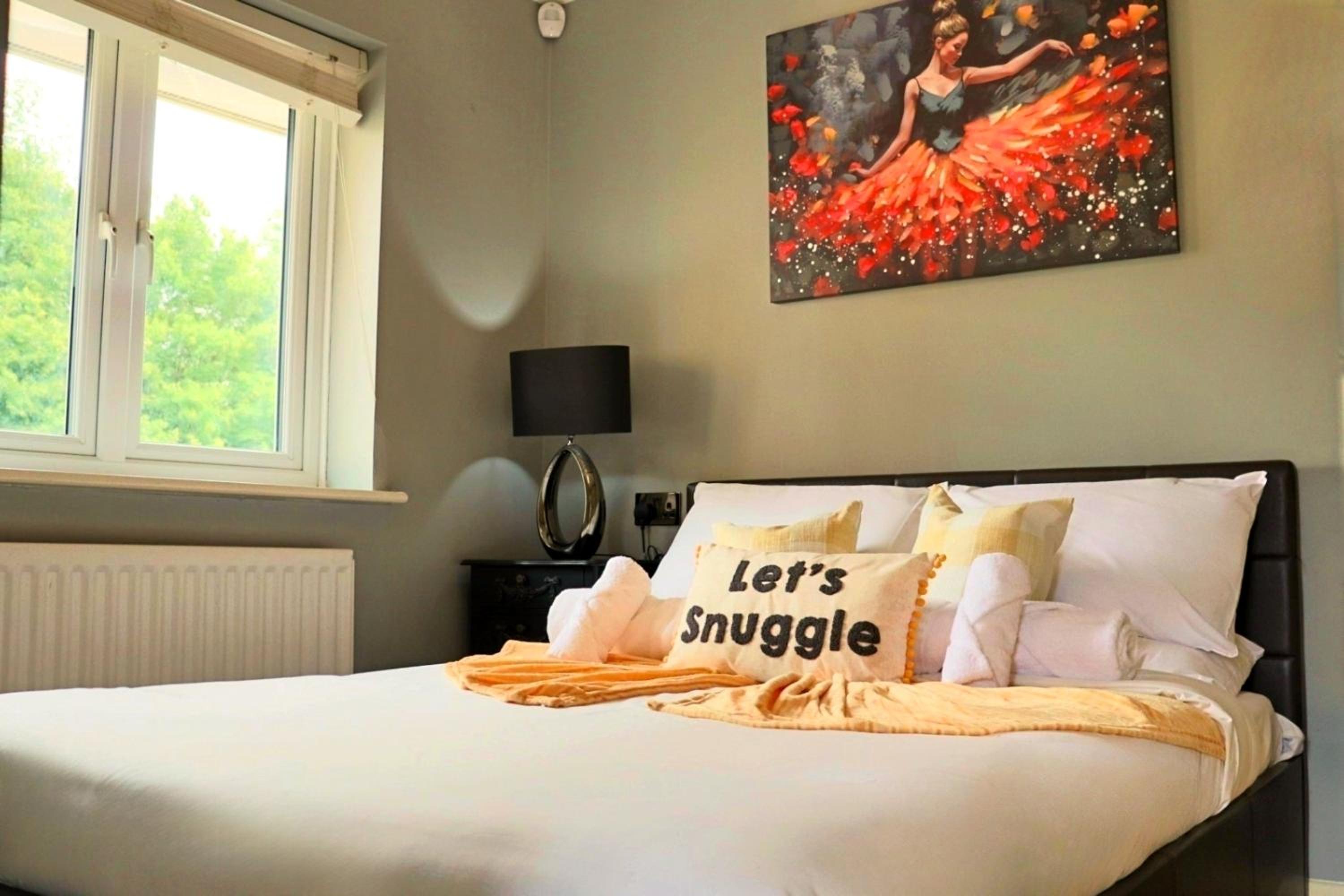 Heathrow Modern House with Parking & Fast WiFi