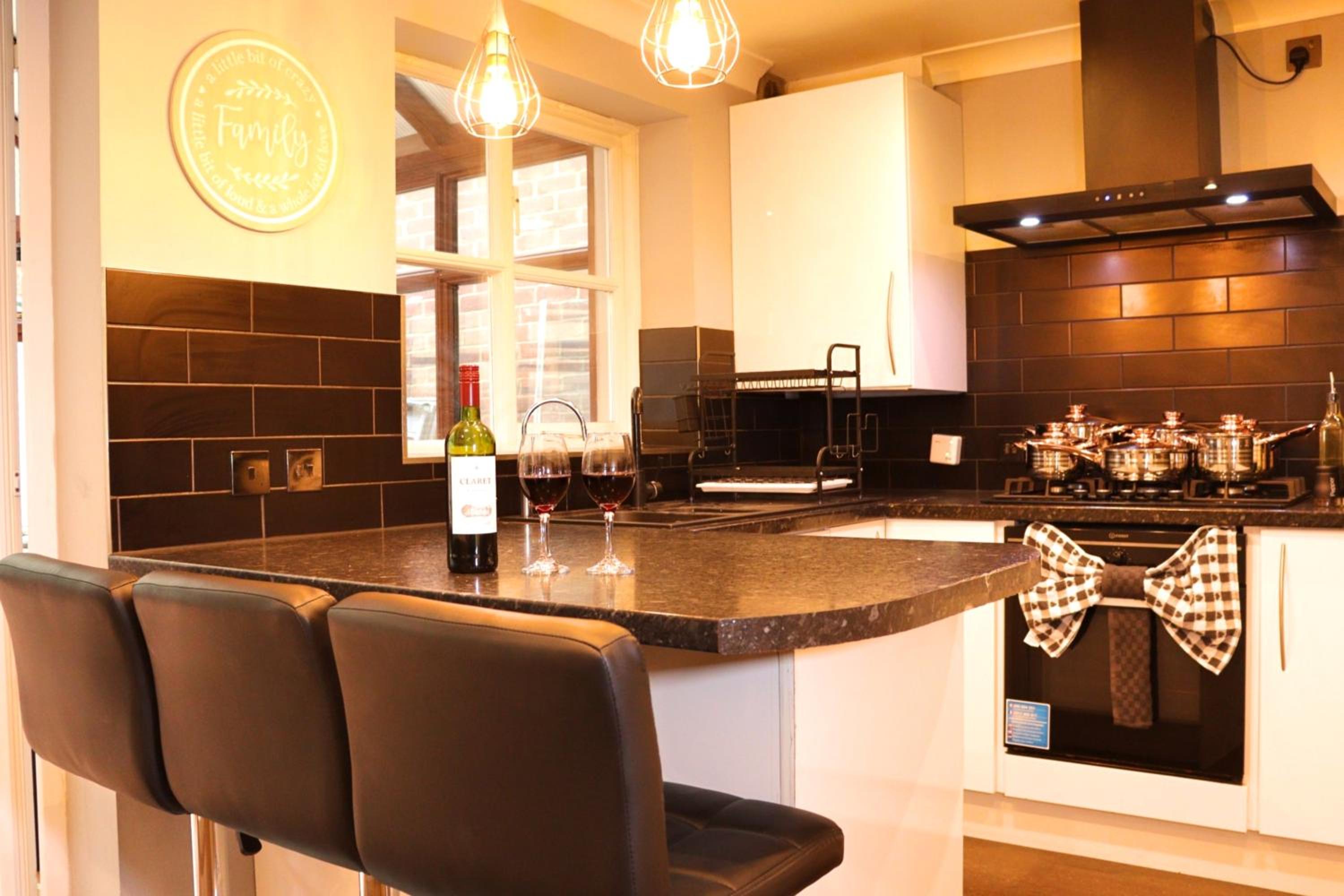 Heathrow Modern House with Parking & Fast WiFi