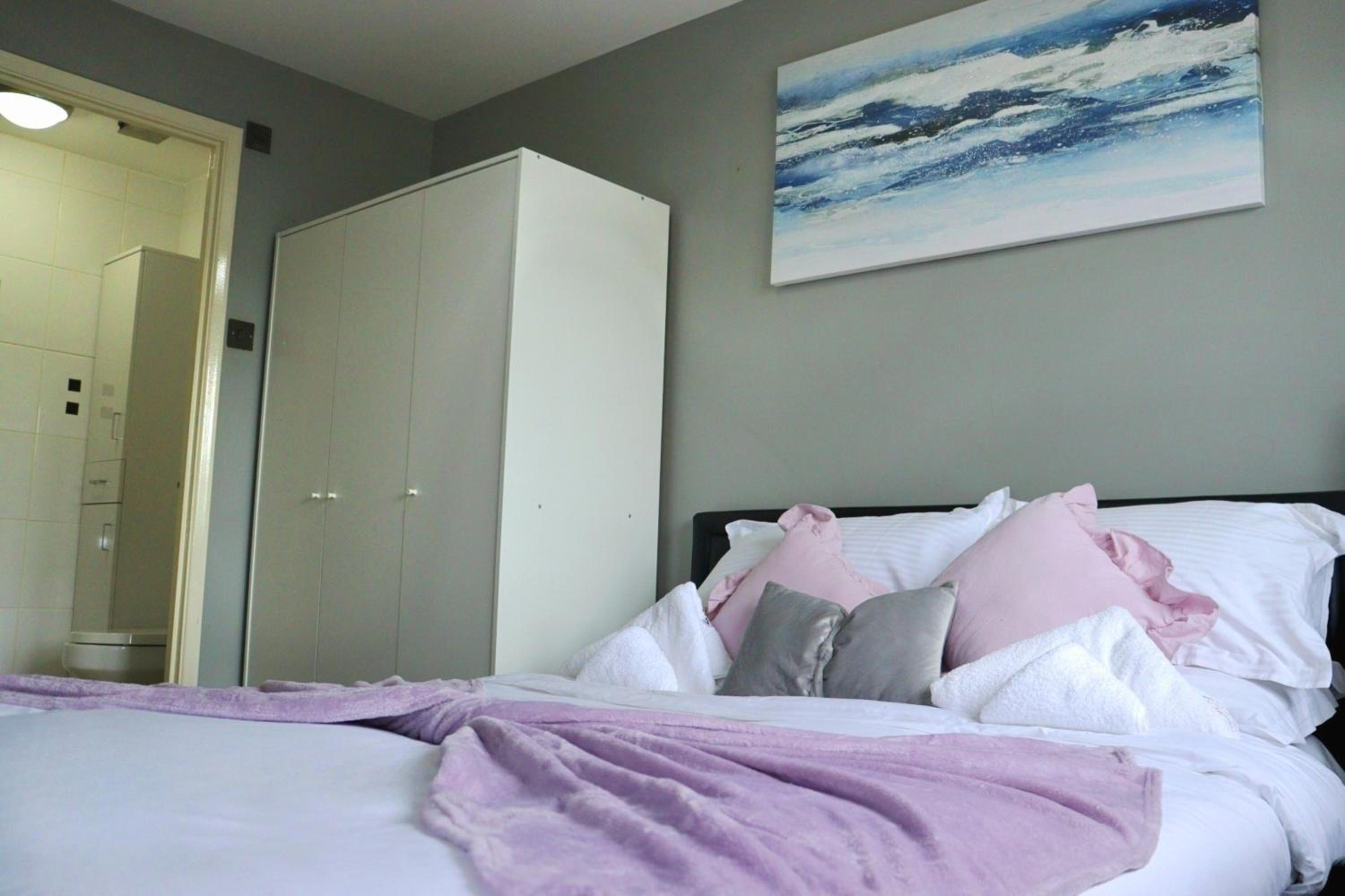 Heathrow Modern House with Parking & Fast WiFi