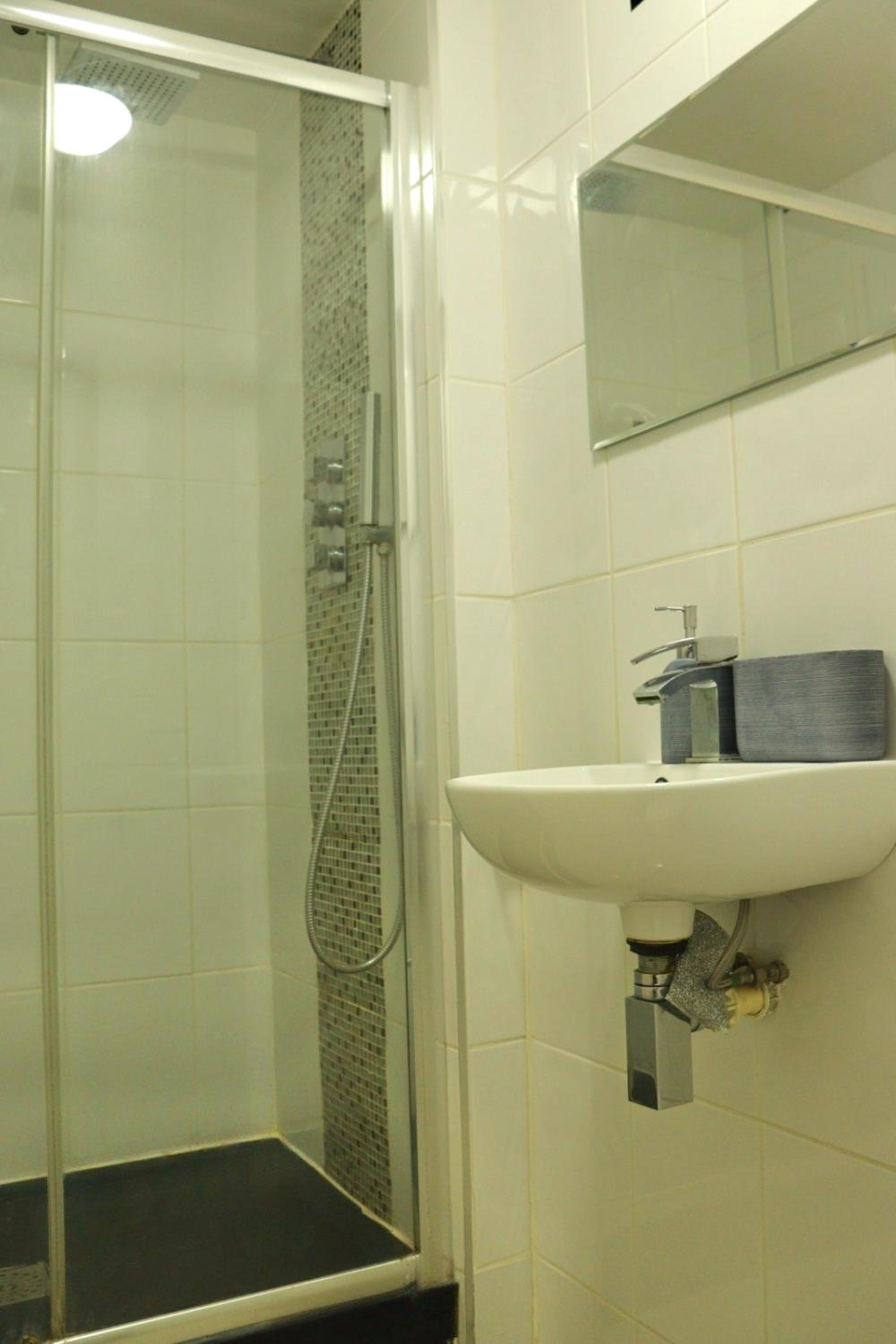 Heathrow Modern House with Parking & Fast WiFi