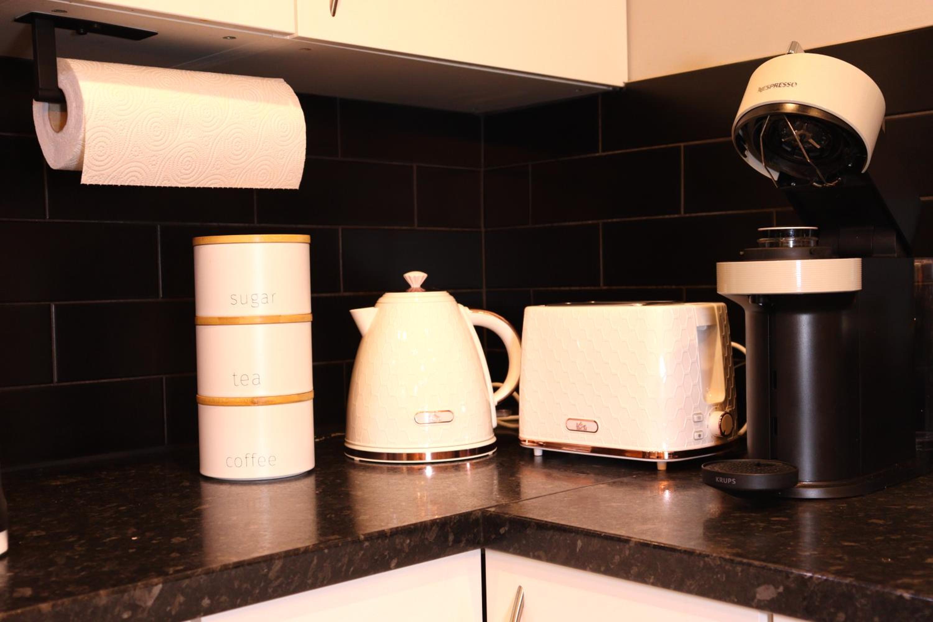 Heathrow Modern House with Parking & Fast WiFi