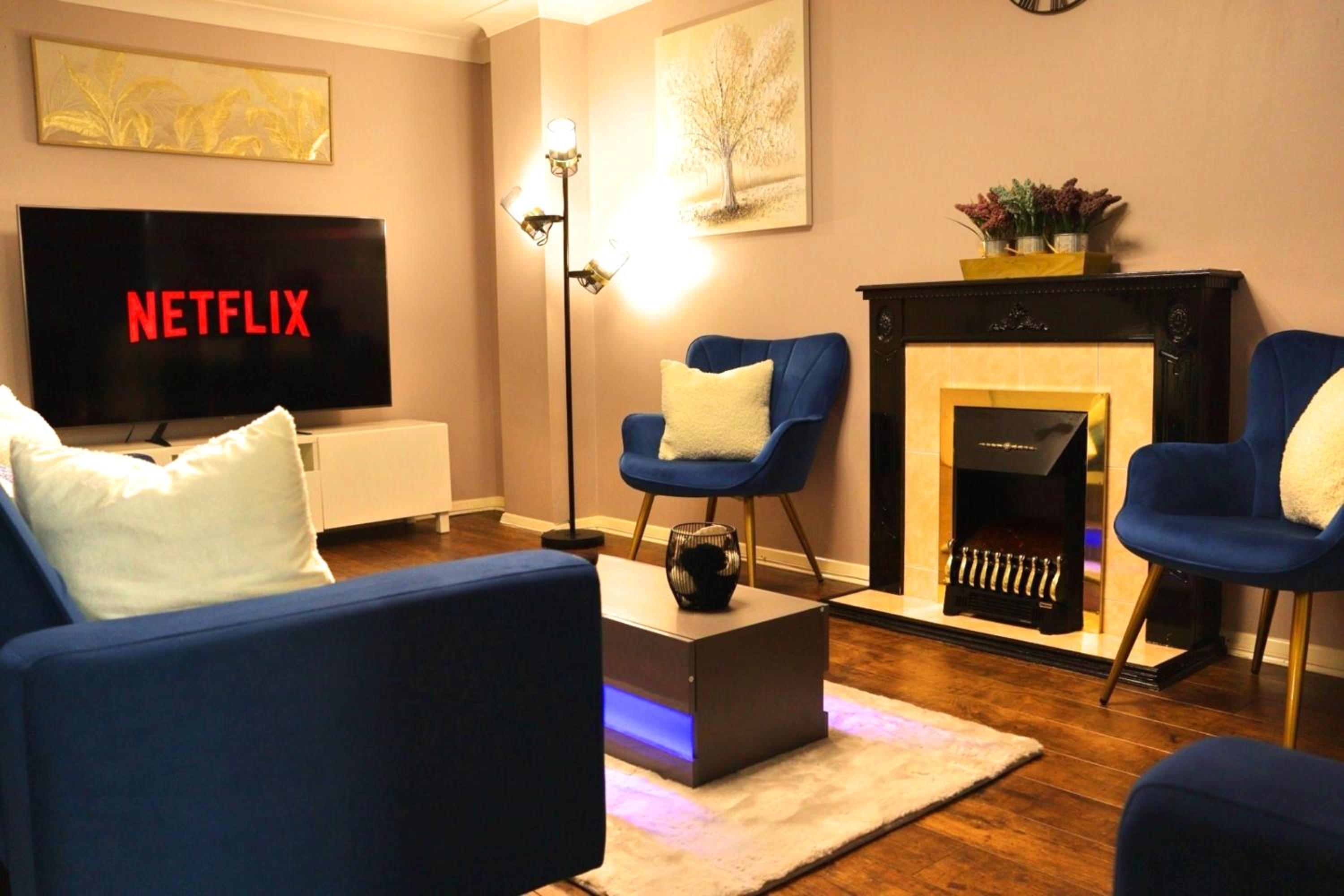 Heathrow Modern House with Parking & Fast WiFi