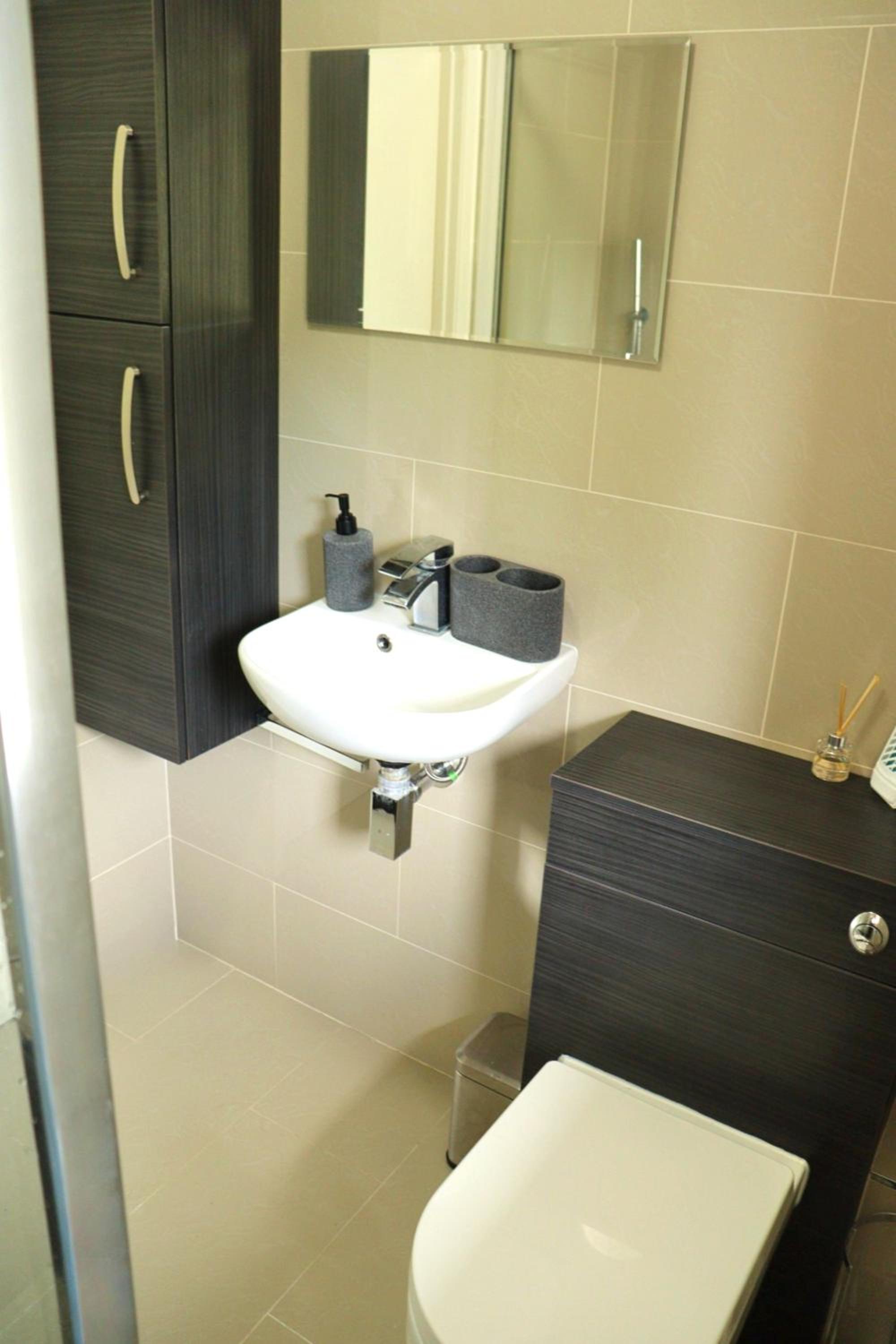 Heathrow Modern House with Parking & Fast WiFi