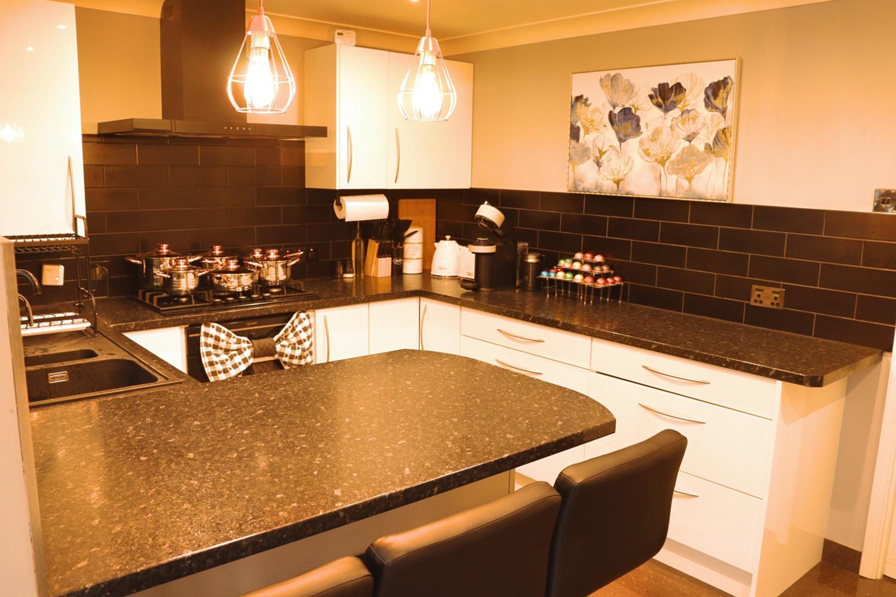 Heathrow Modern House with Parking & Fast WiFi
