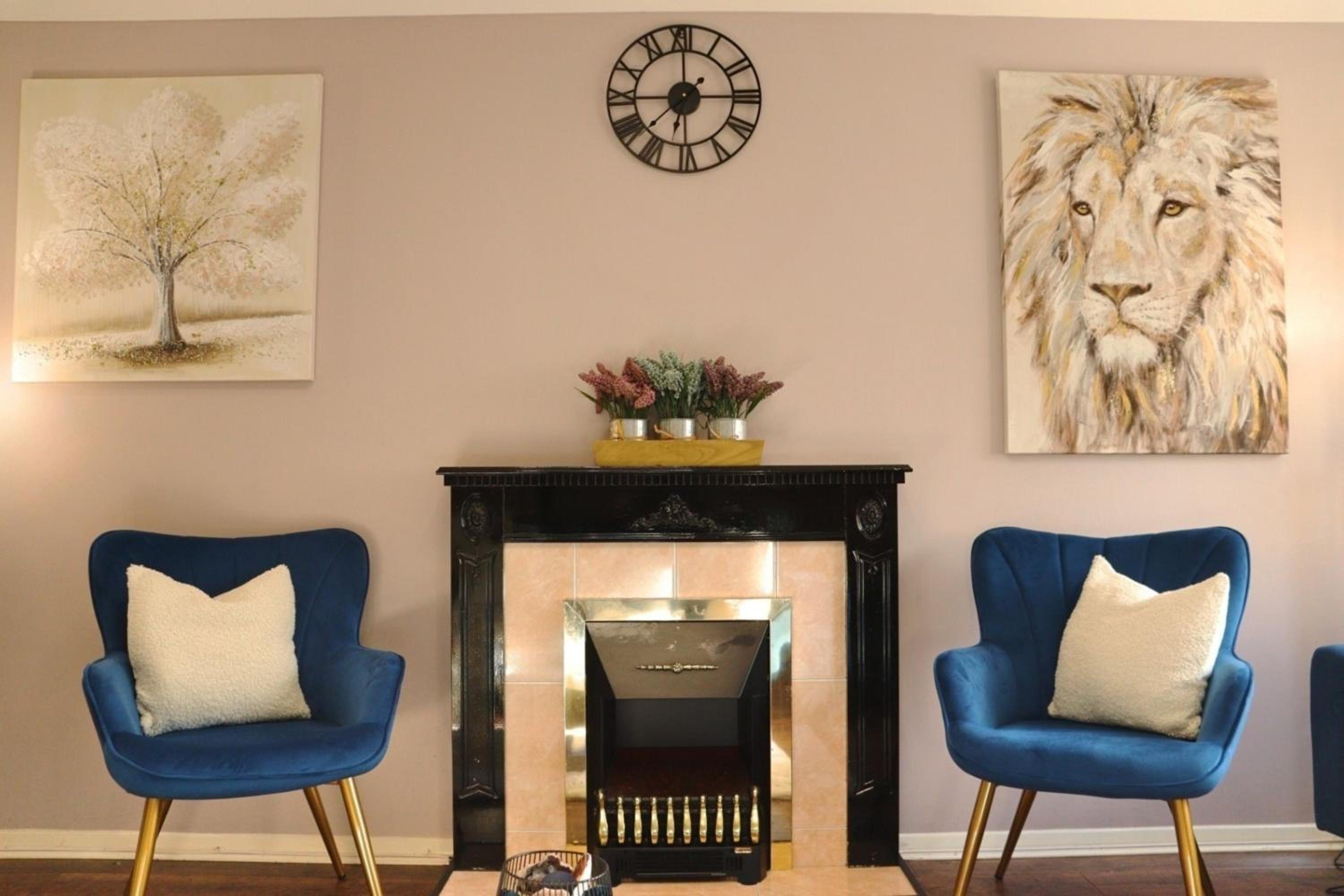 Heathrow Modern House with Parking & Fast WiFi
