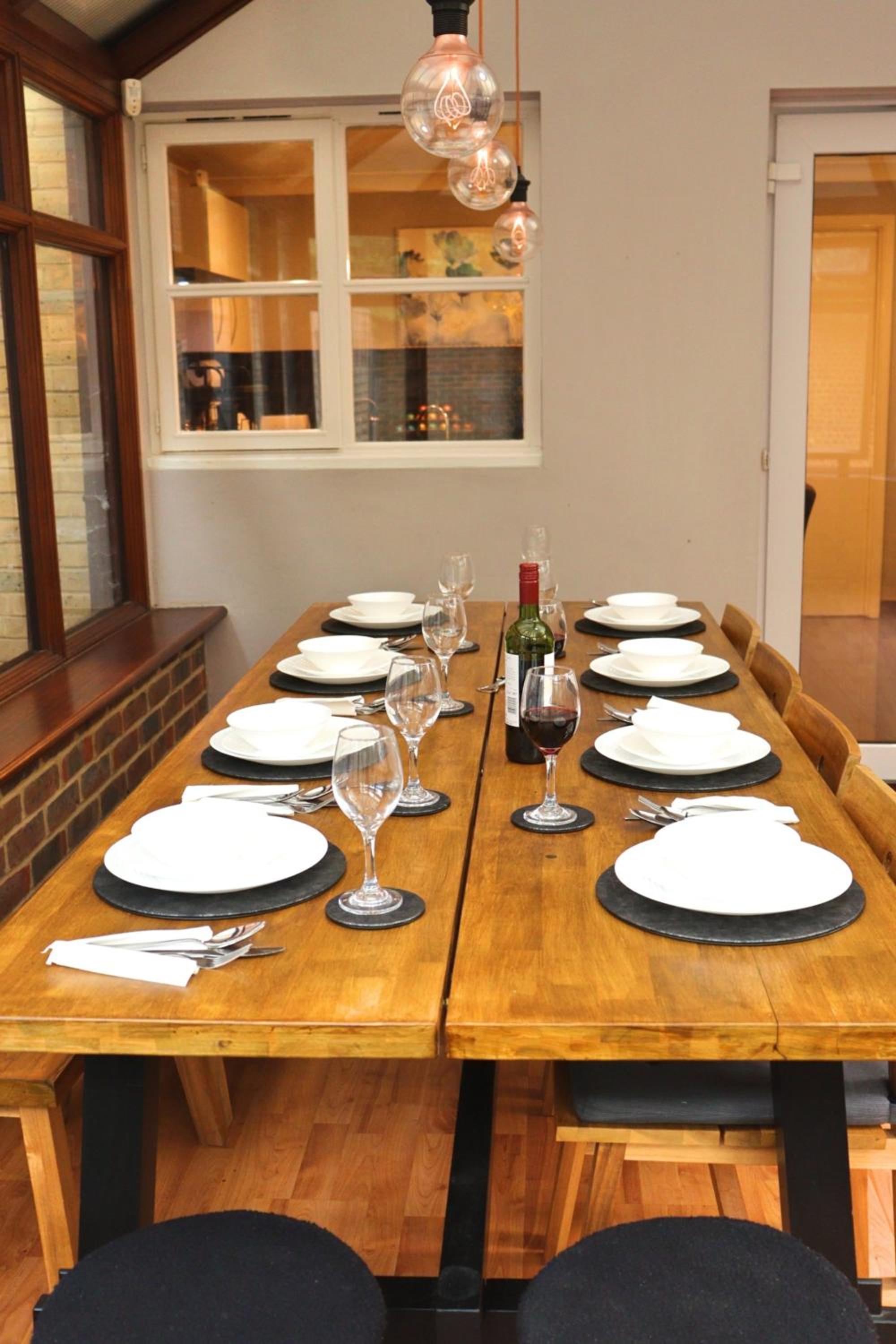 Heathrow Modern House with Parking & Fast WiFi