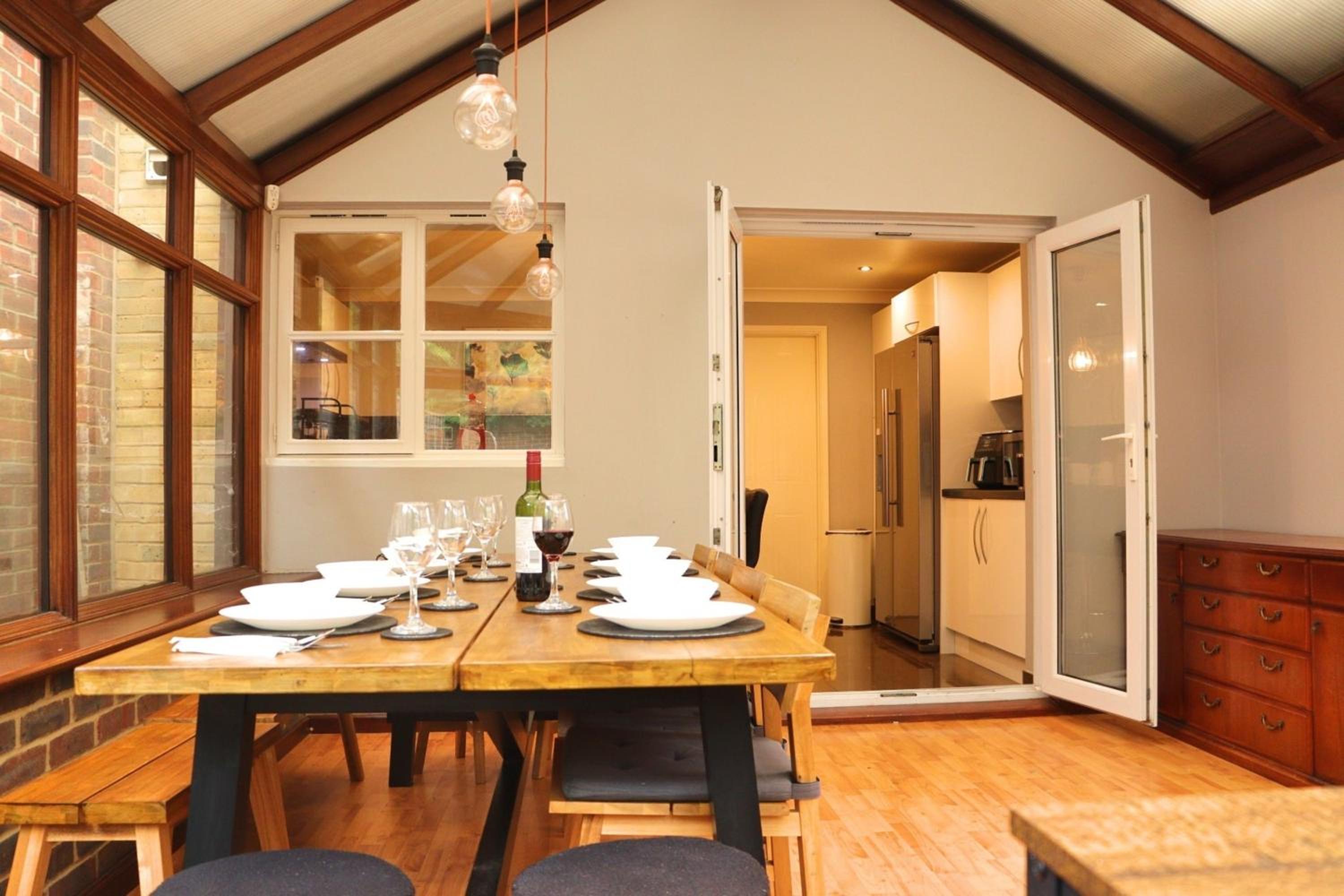 Heathrow Modern House with Parking & Fast WiFi