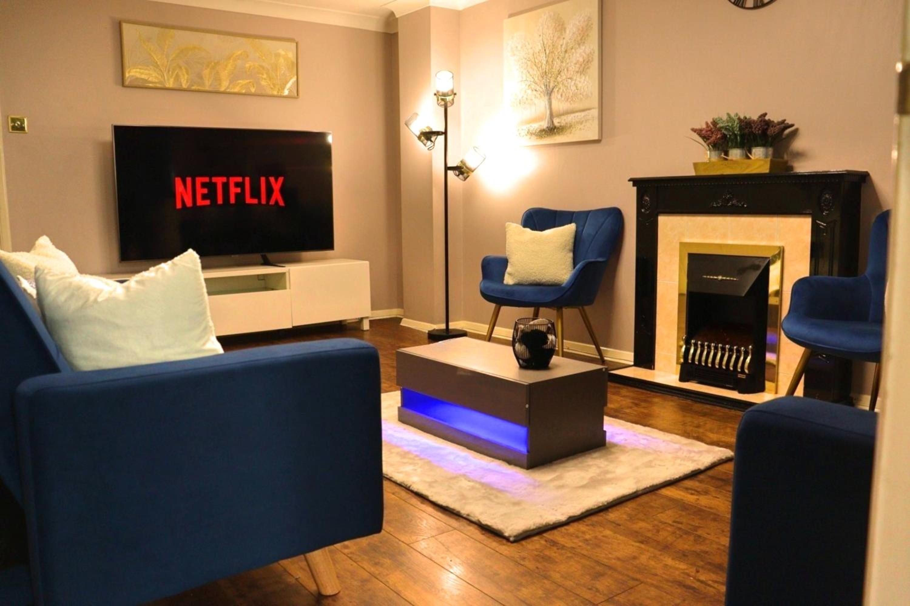 Heathrow Modern House with Parking & Fast WiFi