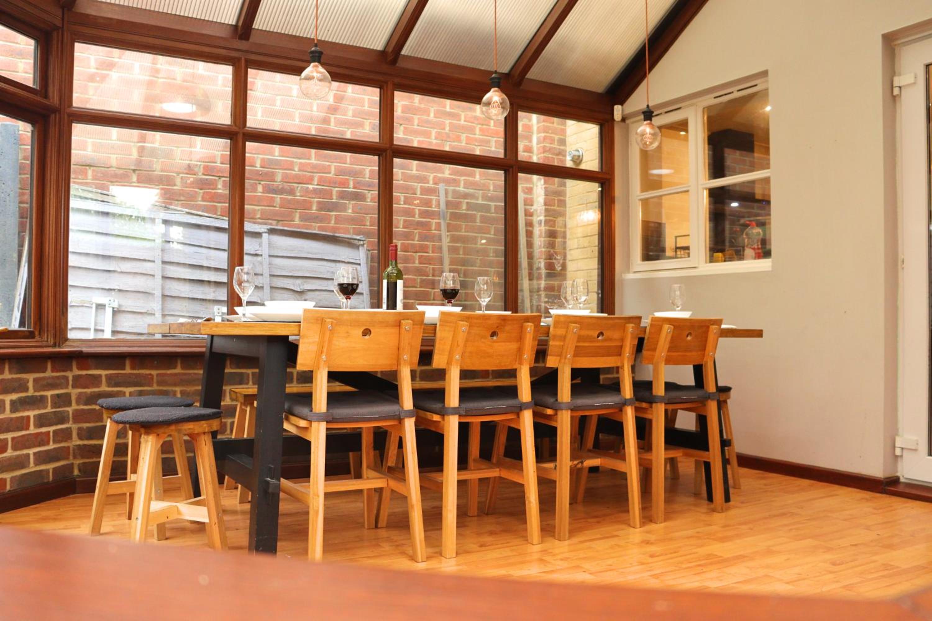 Heathrow Modern House with Parking & Fast WiFi