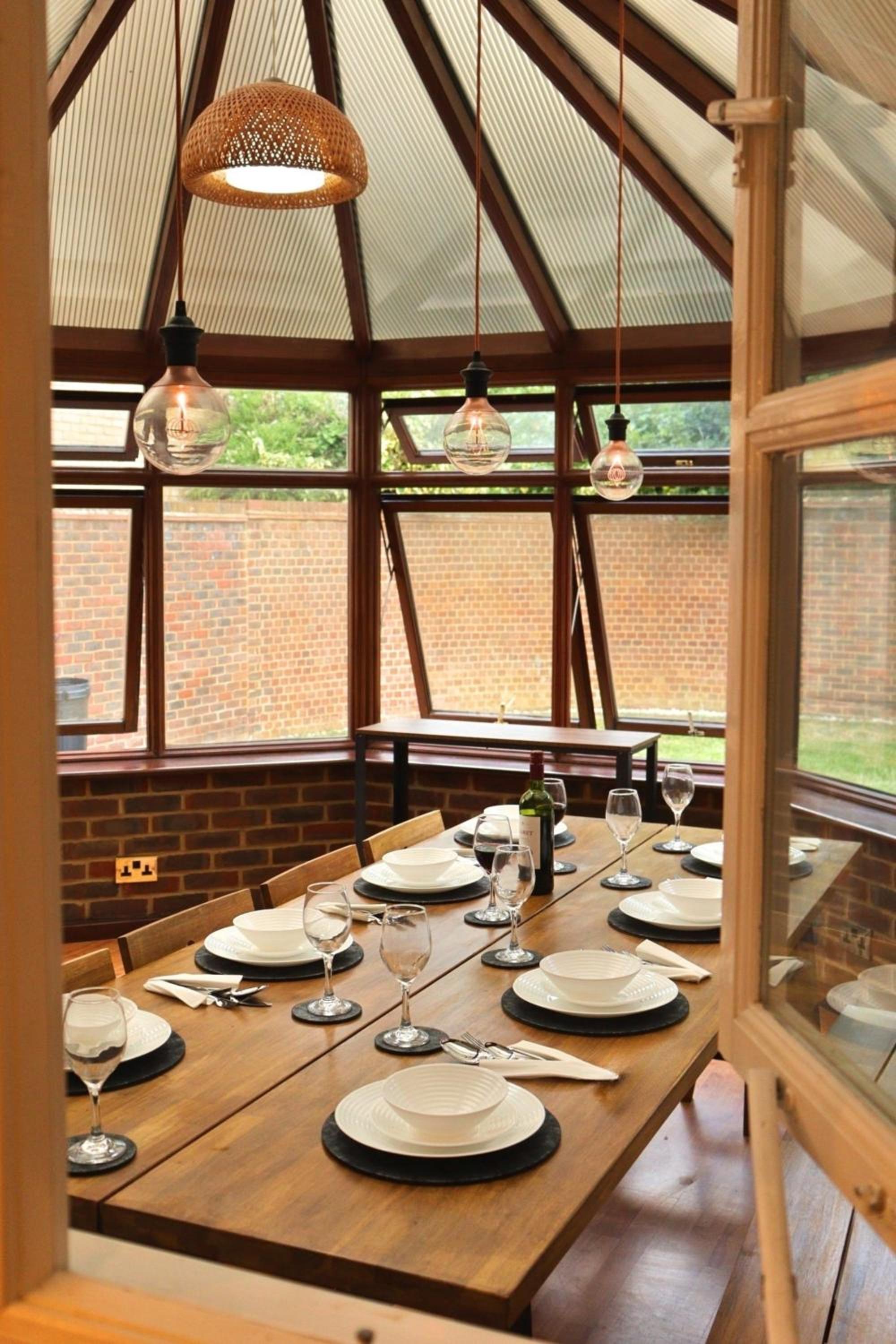 Heathrow Modern House with Parking & Fast WiFi