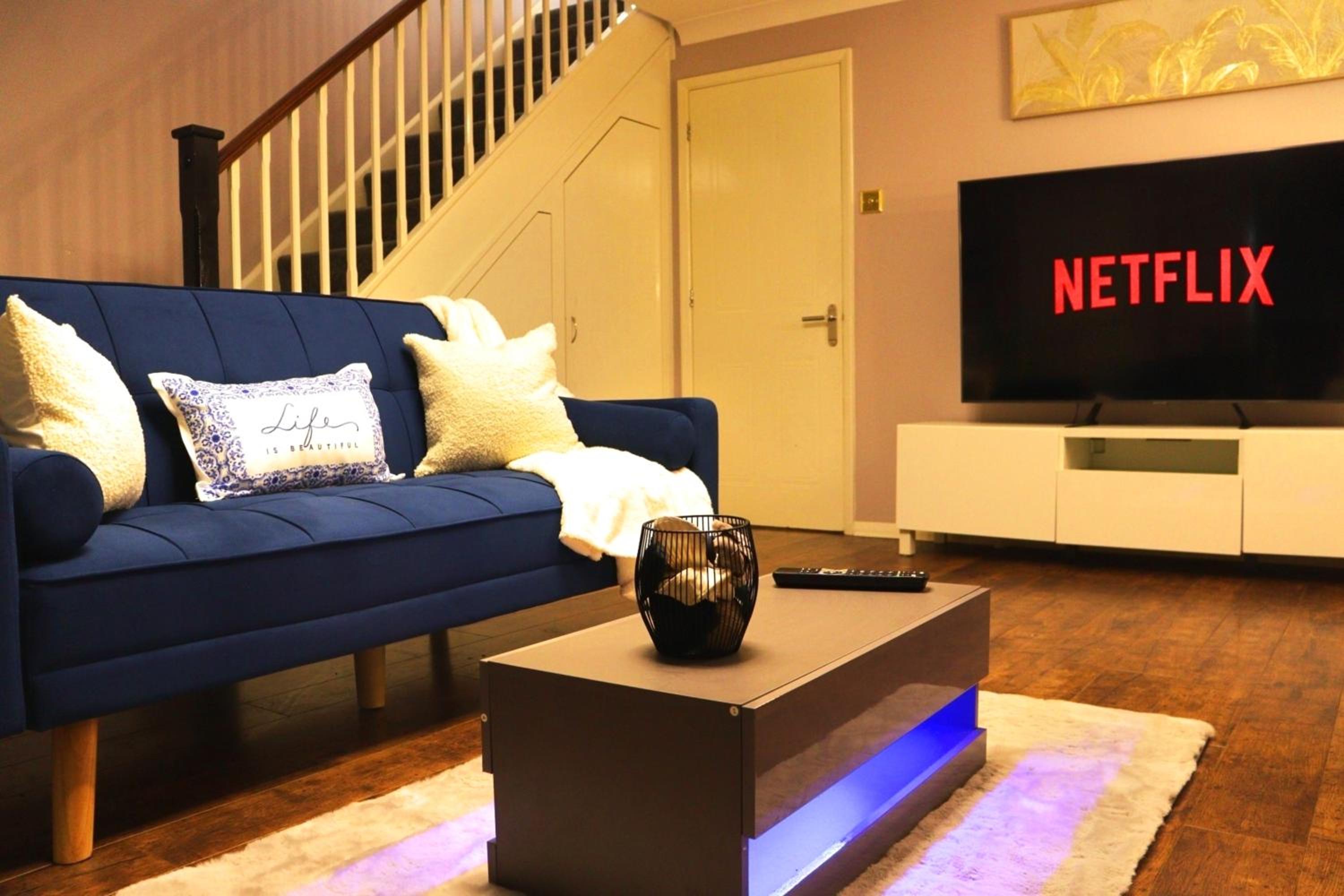 Heathrow Modern House with Parking & Fast WiFi