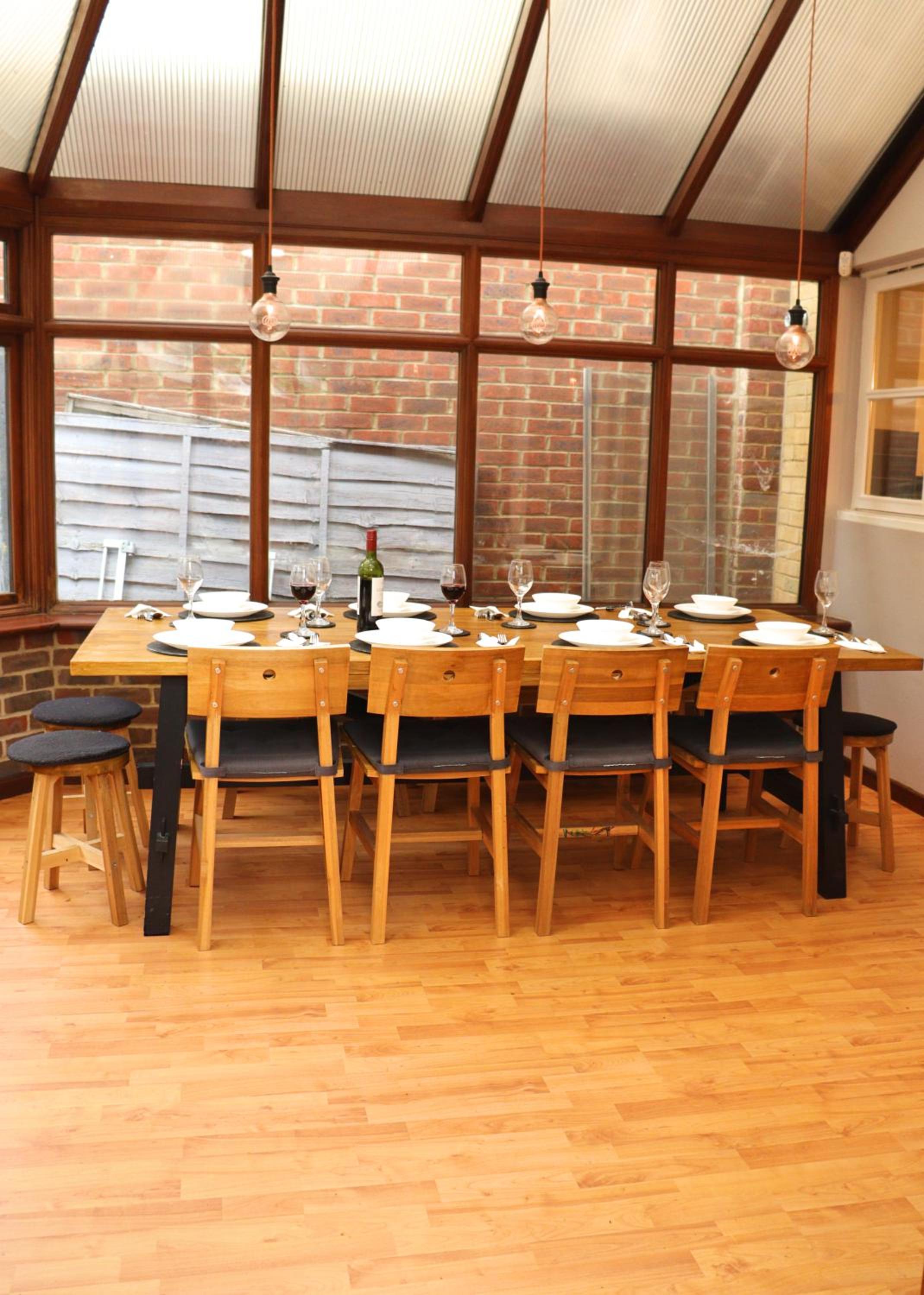 Heathrow Modern House with Parking & Fast WiFi