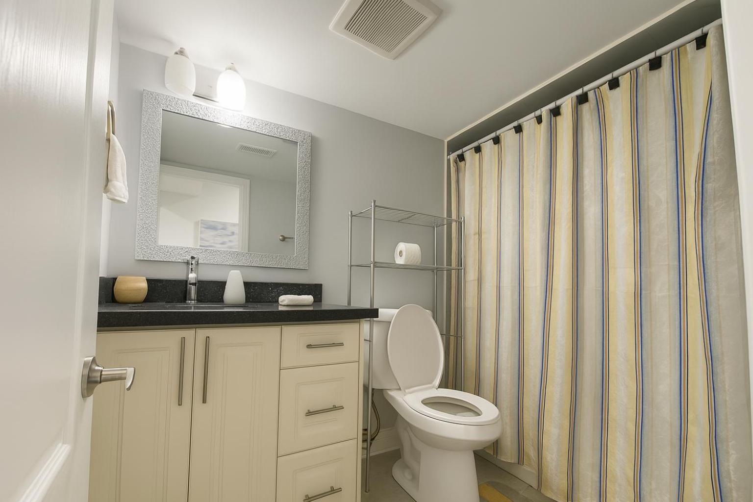 Cozy 3BR Caledon Basement Suite with Private Access, Full Kitchen, WiFi, Laundry, Backyard Basketball Court & Creek Trail, 5 Mins to Brampton! Great for Fa
