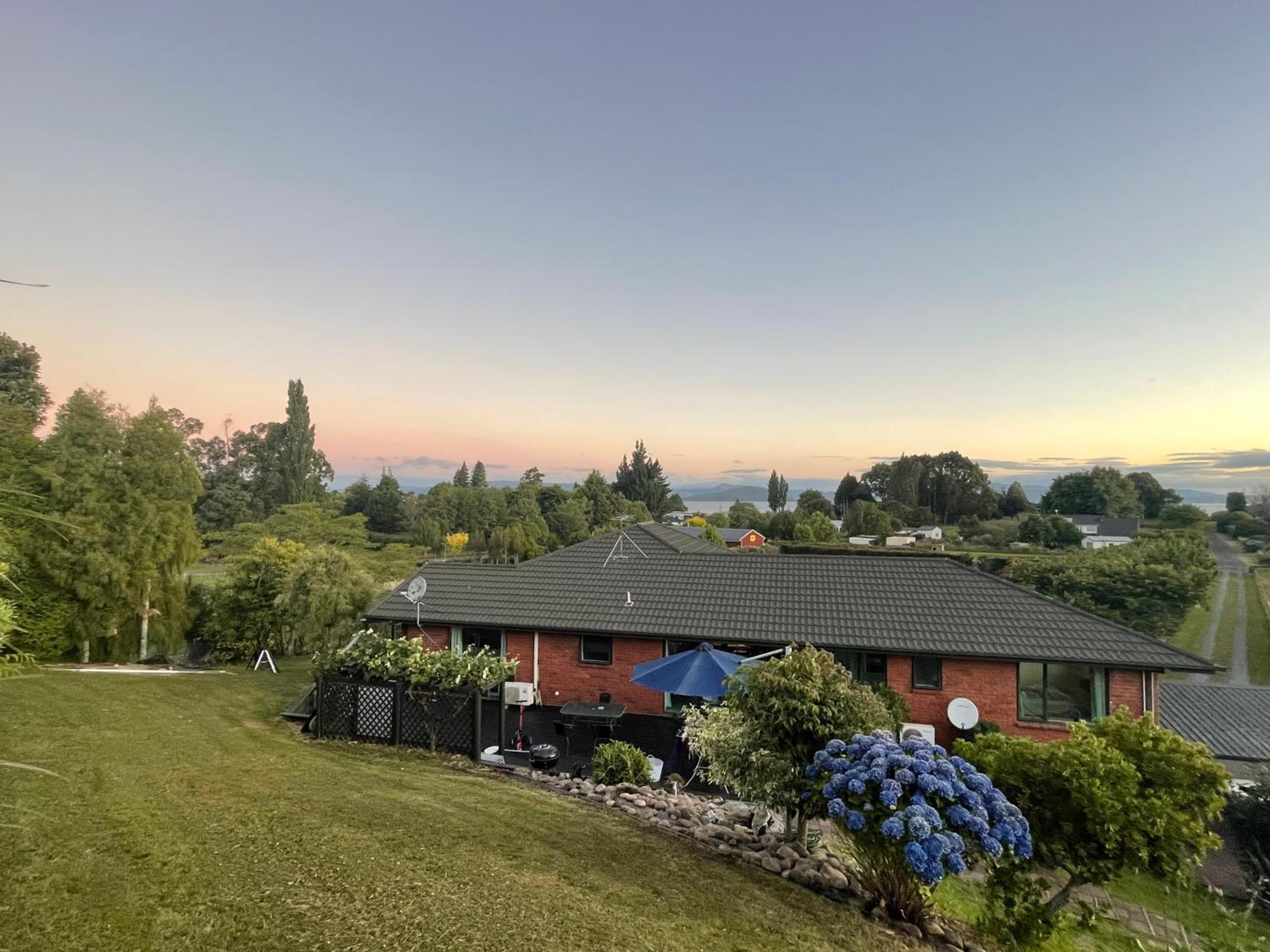 Spacious Rotorua Family Retreat with Huge Garden - Up to 11 Guests