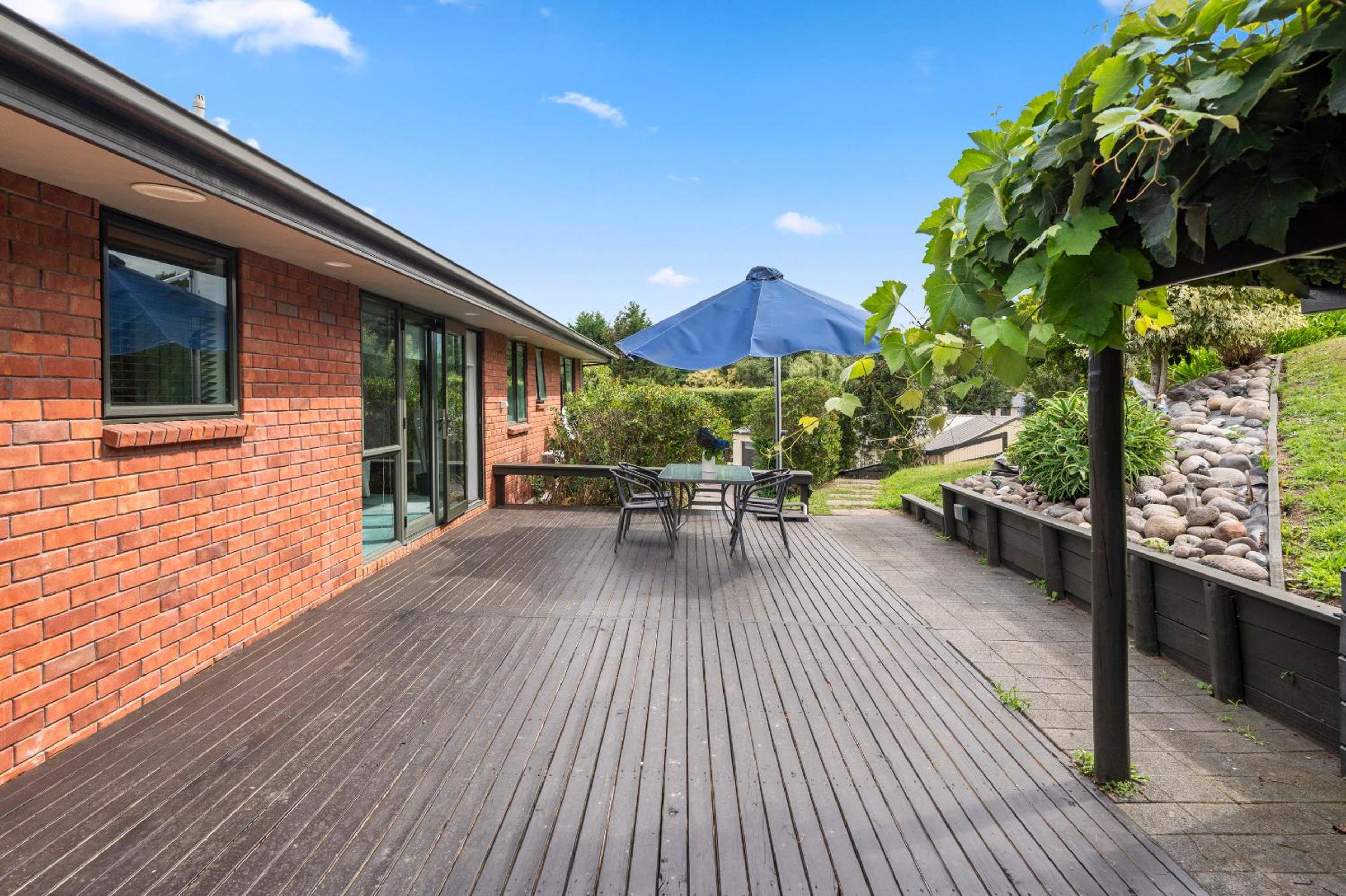 Spacious Rotorua Family Retreat with Huge Garden - Up to 11 Guests