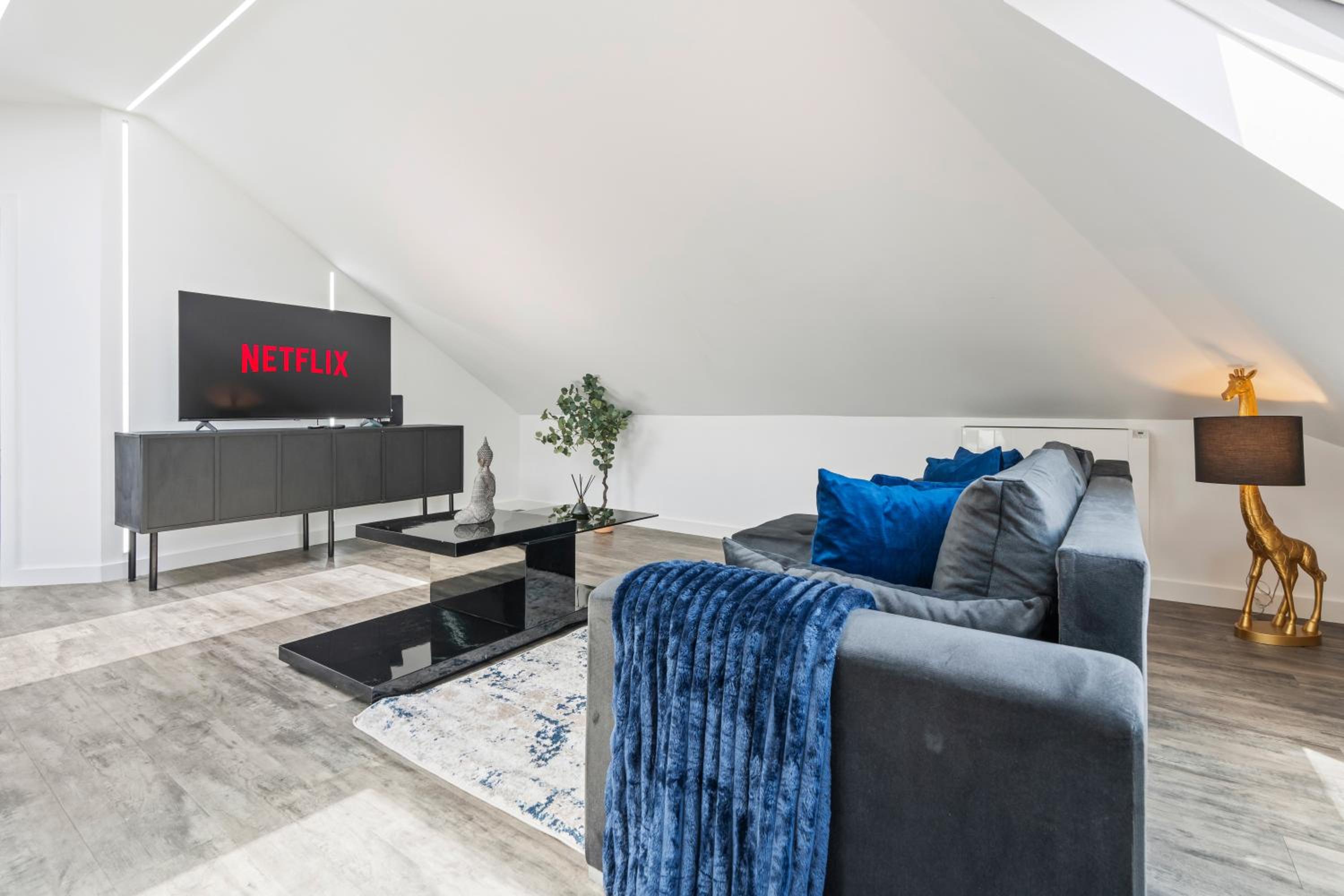 Stunning Penthouse-Style 2-Bed Uxbridge