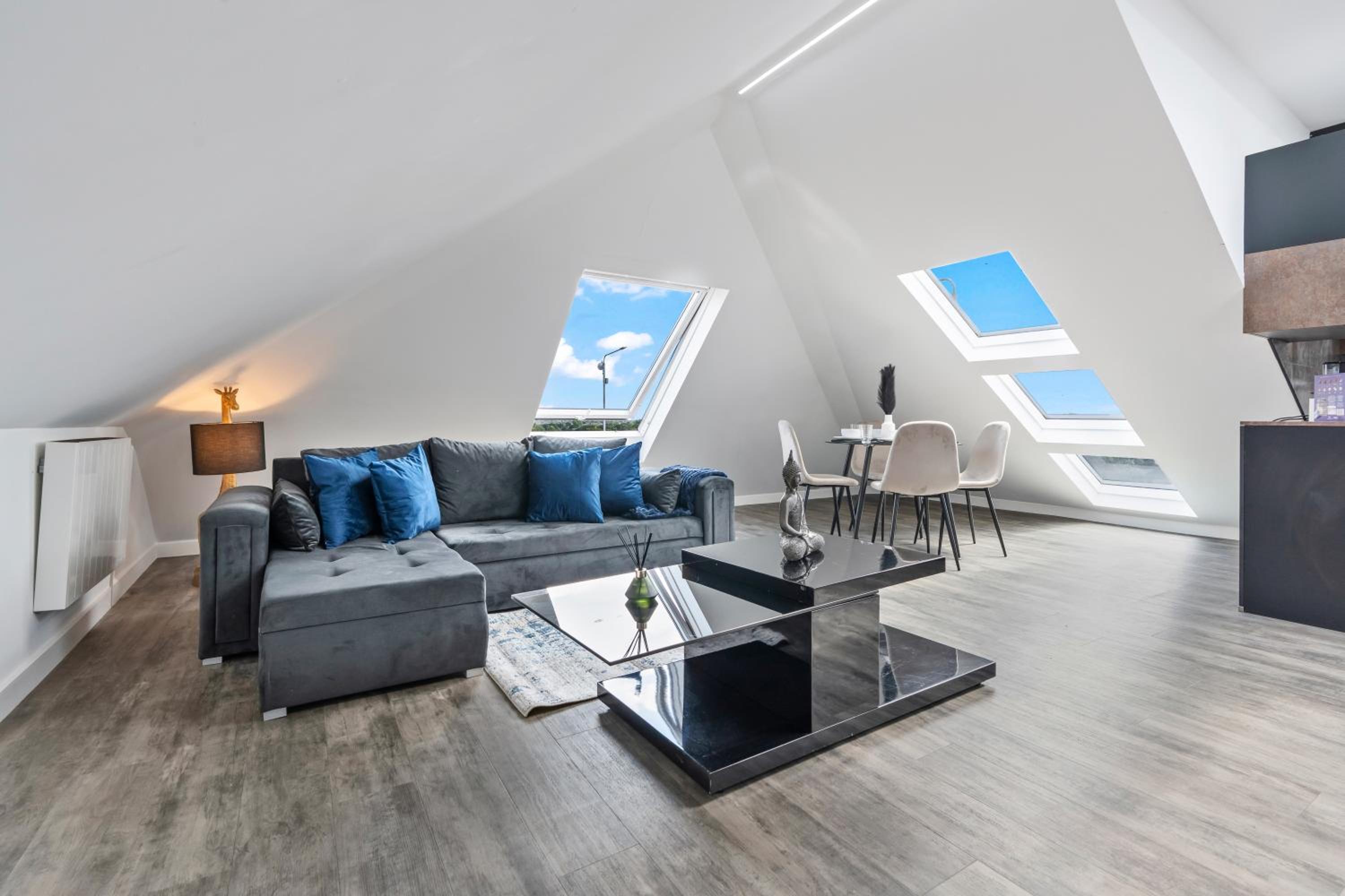 Stunning Penthouse-Style 2-Bed Uxbridge