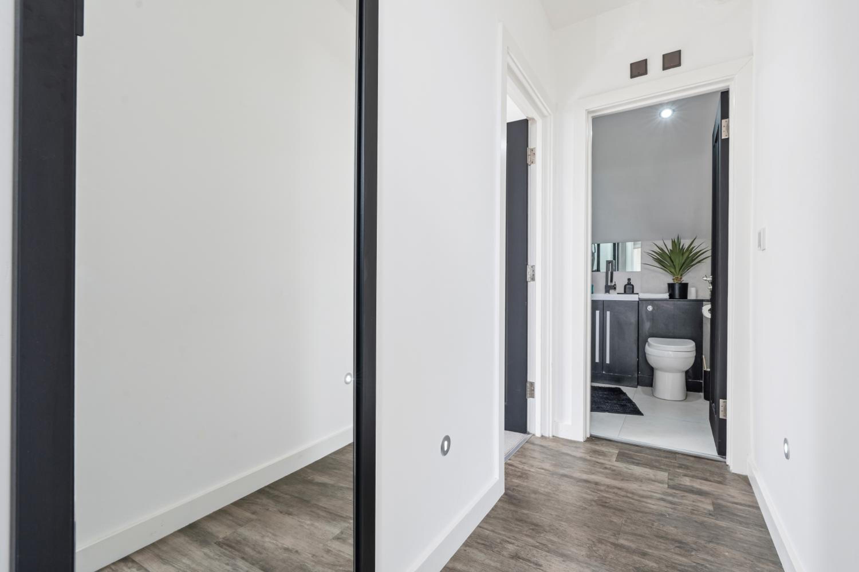 Stunning Penthouse-Style 2-Bed Uxbridge