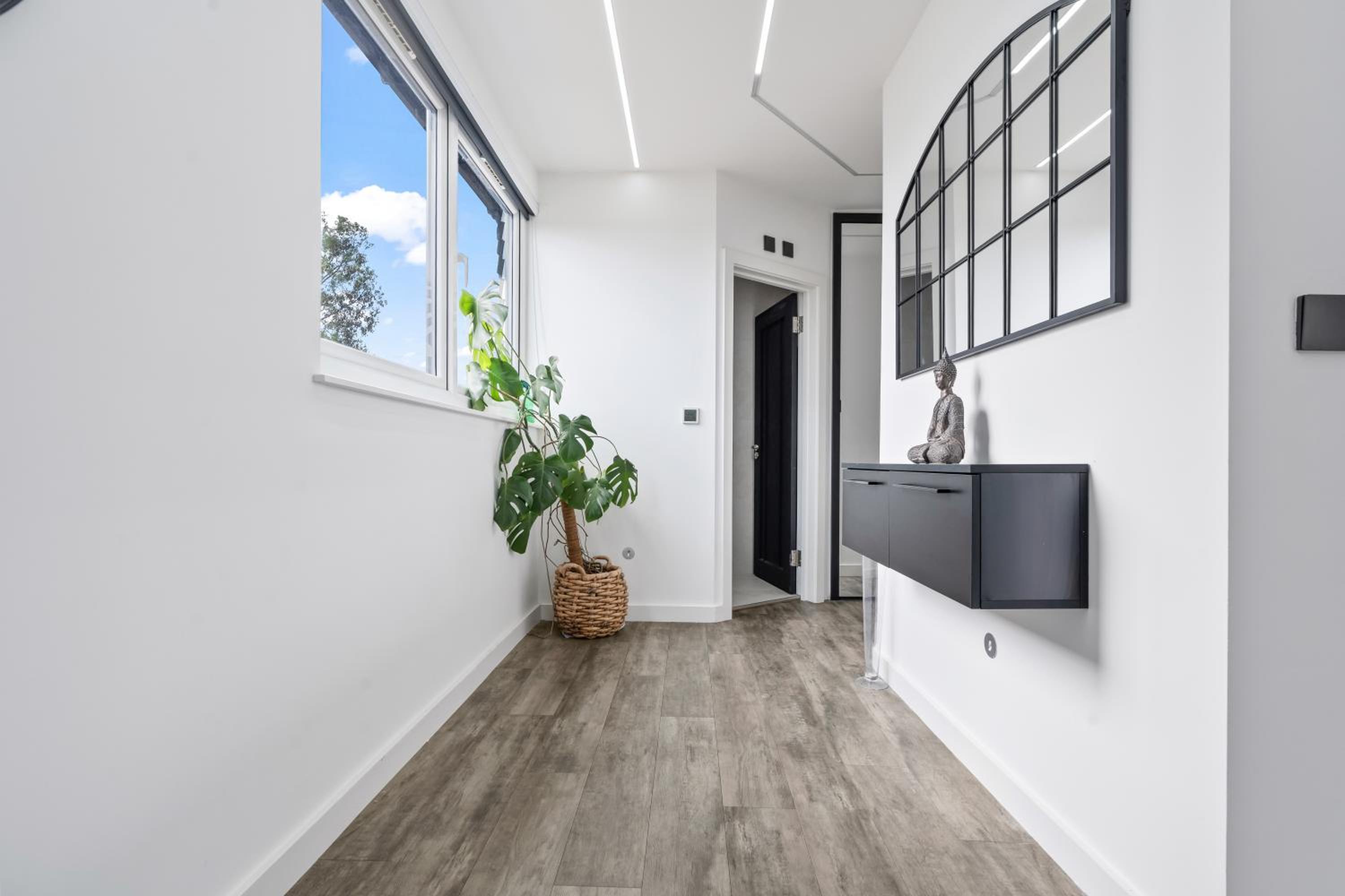 Stunning Penthouse-Style 2-Bed Uxbridge