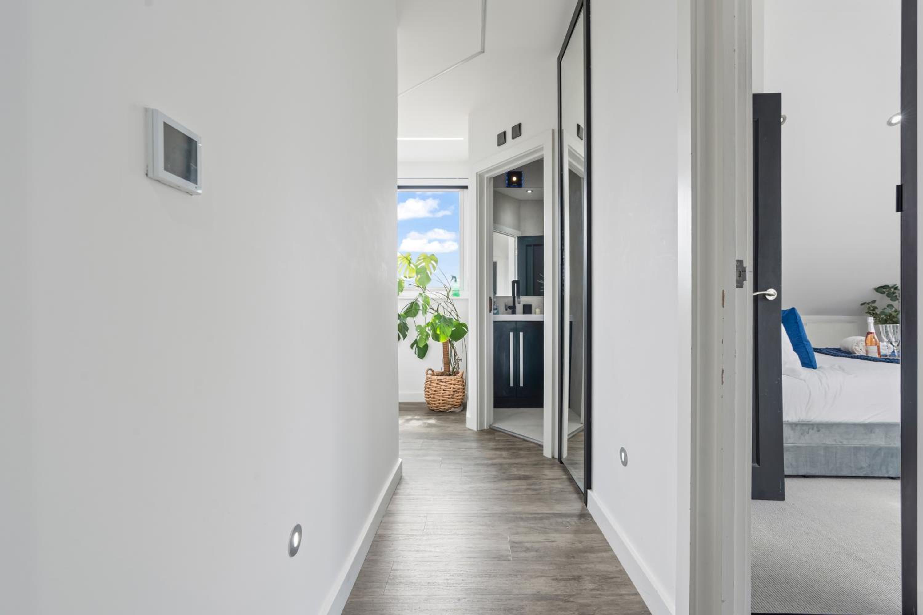 Stunning Penthouse-Style 2-Bed Uxbridge