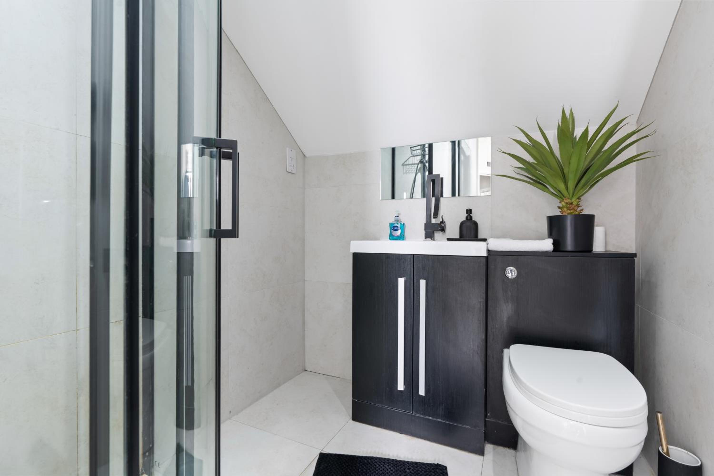 Stunning Penthouse-Style 2-Bed Uxbridge