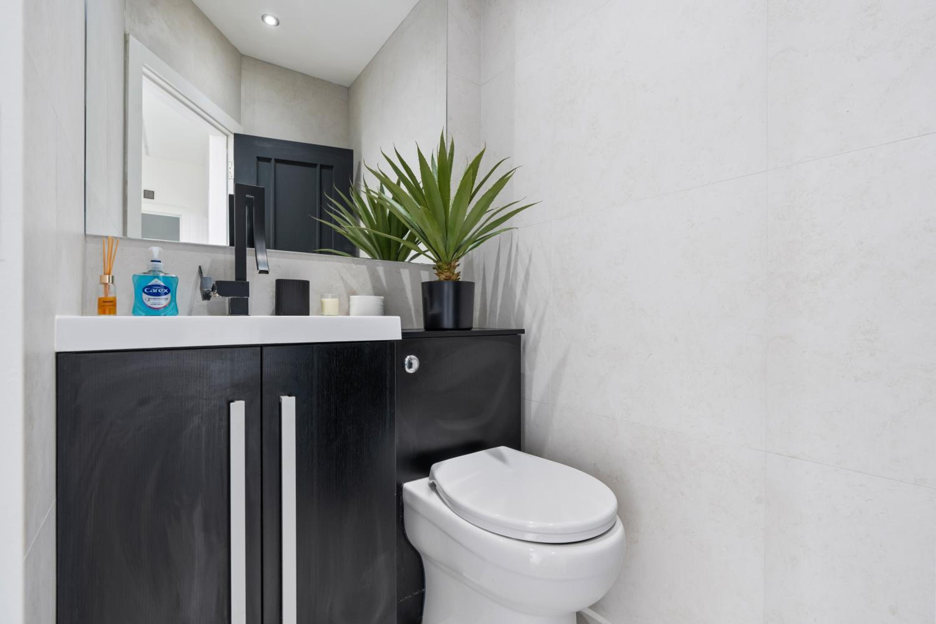 Stunning Penthouse-Style 2-Bed Uxbridge