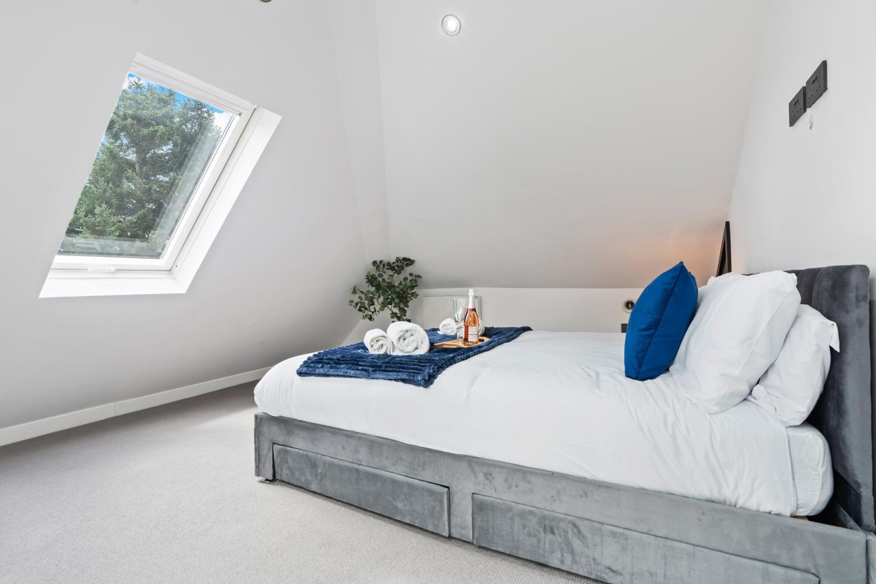 Stunning Penthouse-Style 2-Bed Uxbridge
