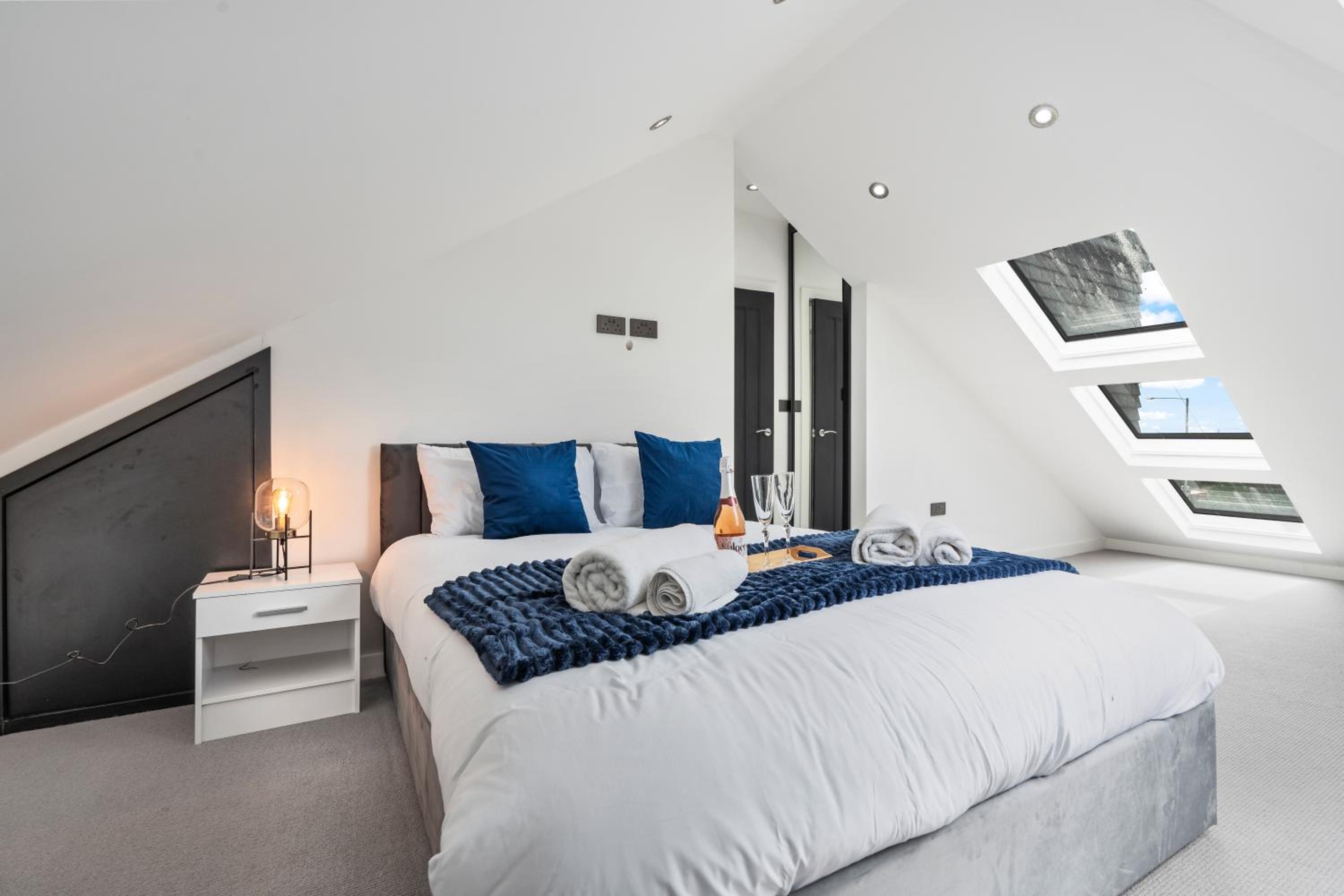 Stunning Penthouse-Style 2-Bed Uxbridge