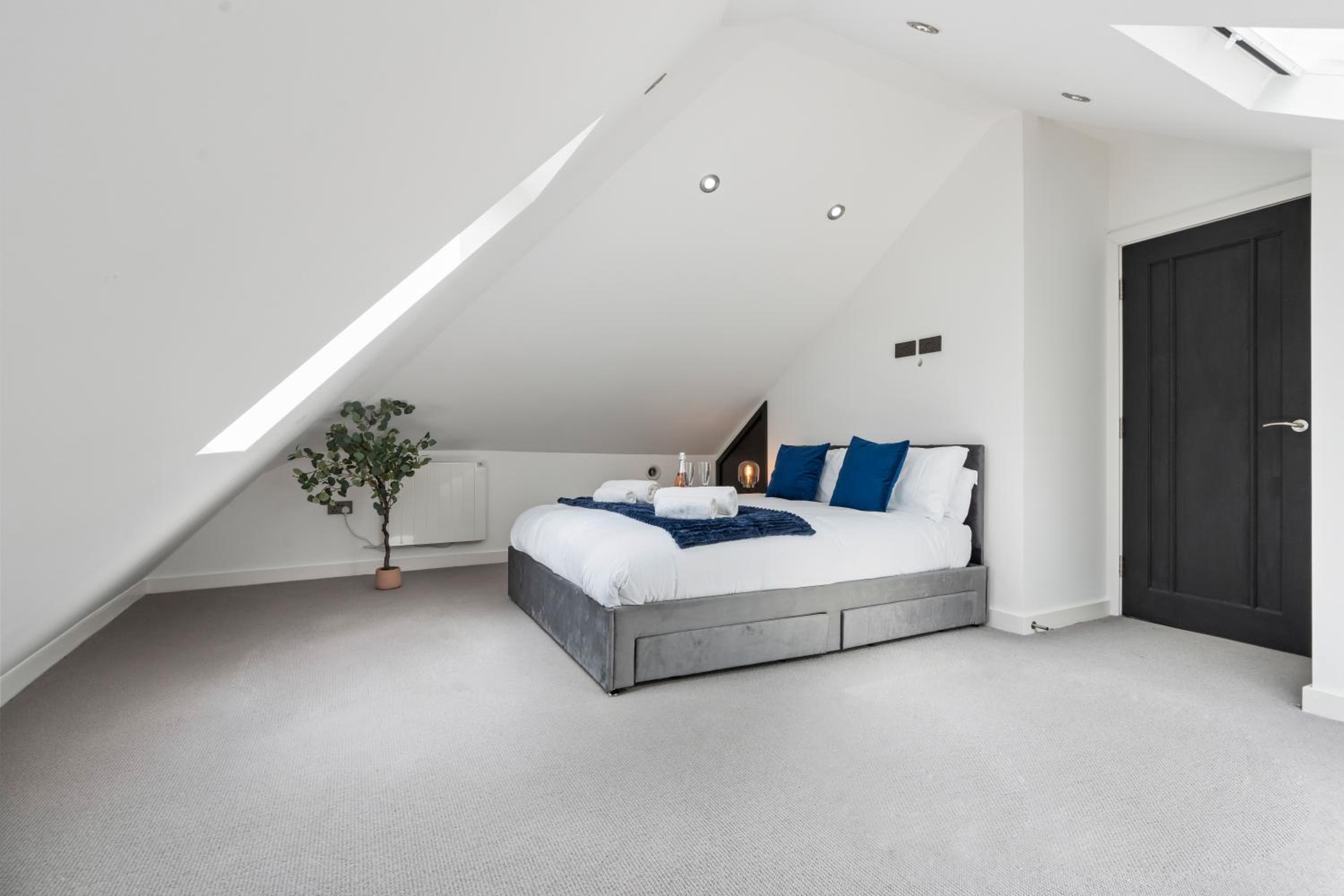Stunning Penthouse-Style 2-Bed Uxbridge