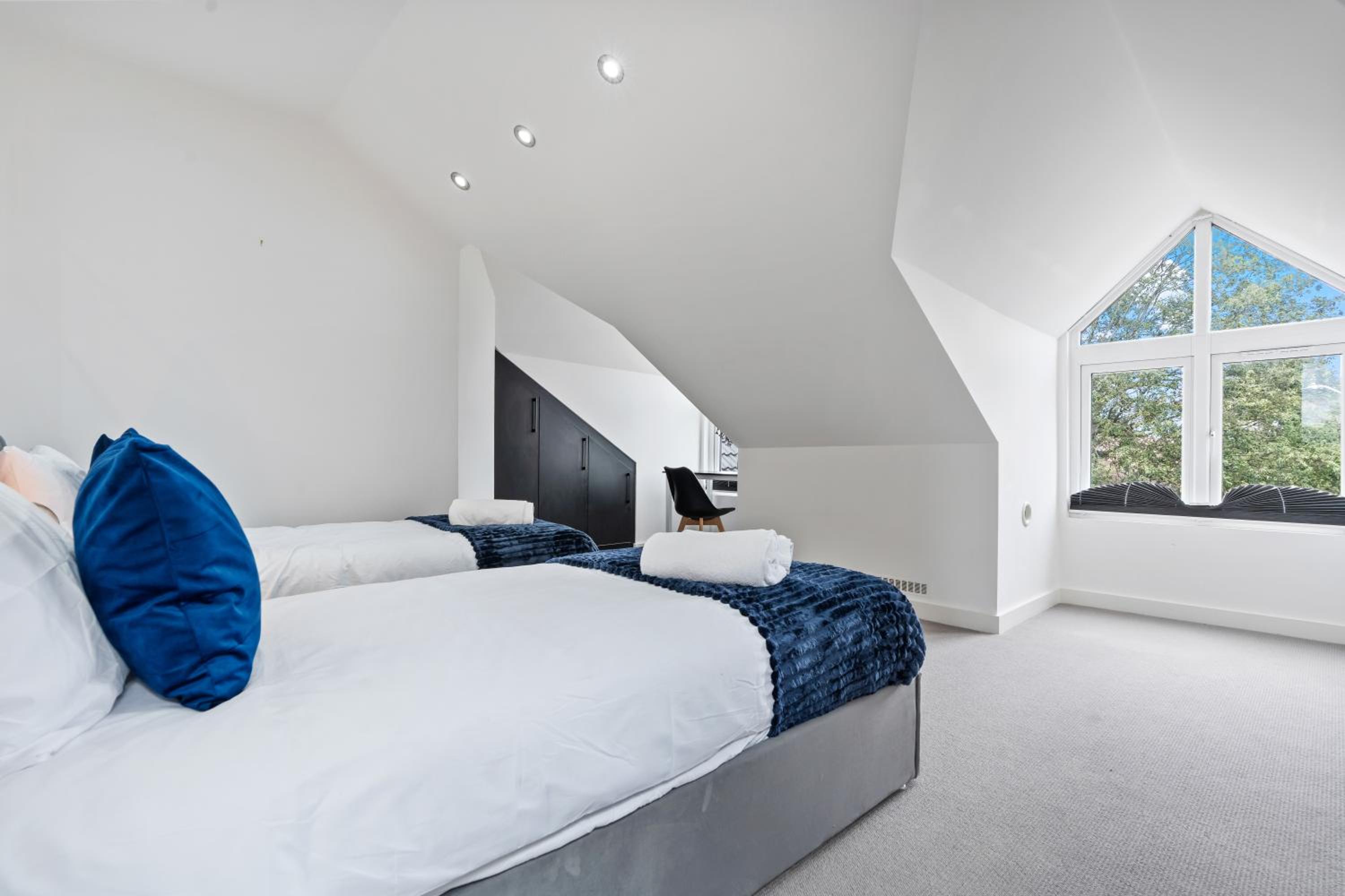 Stunning Penthouse-Style 2-Bed Uxbridge