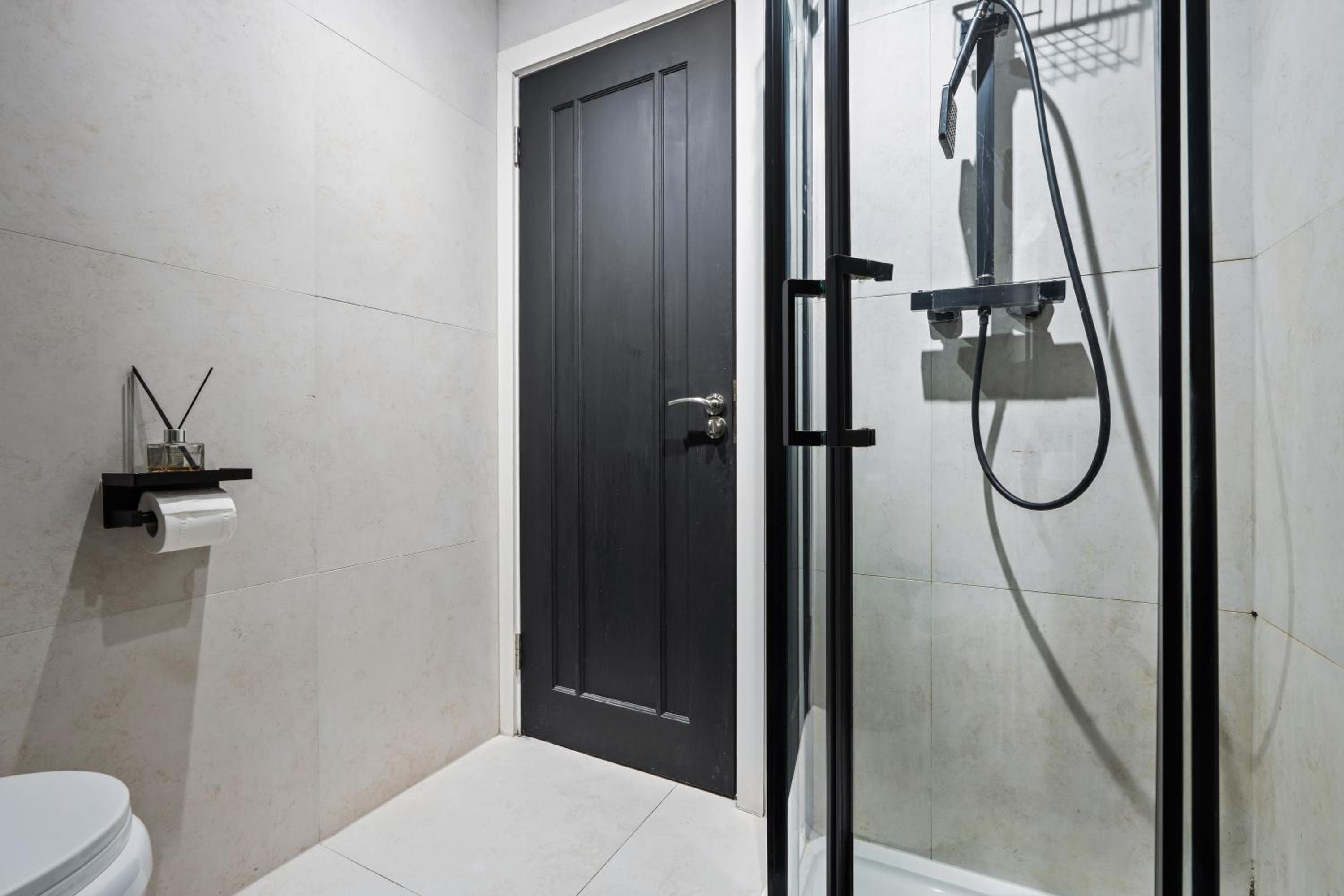 Stunning Penthouse-Style 2-Bed Uxbridge