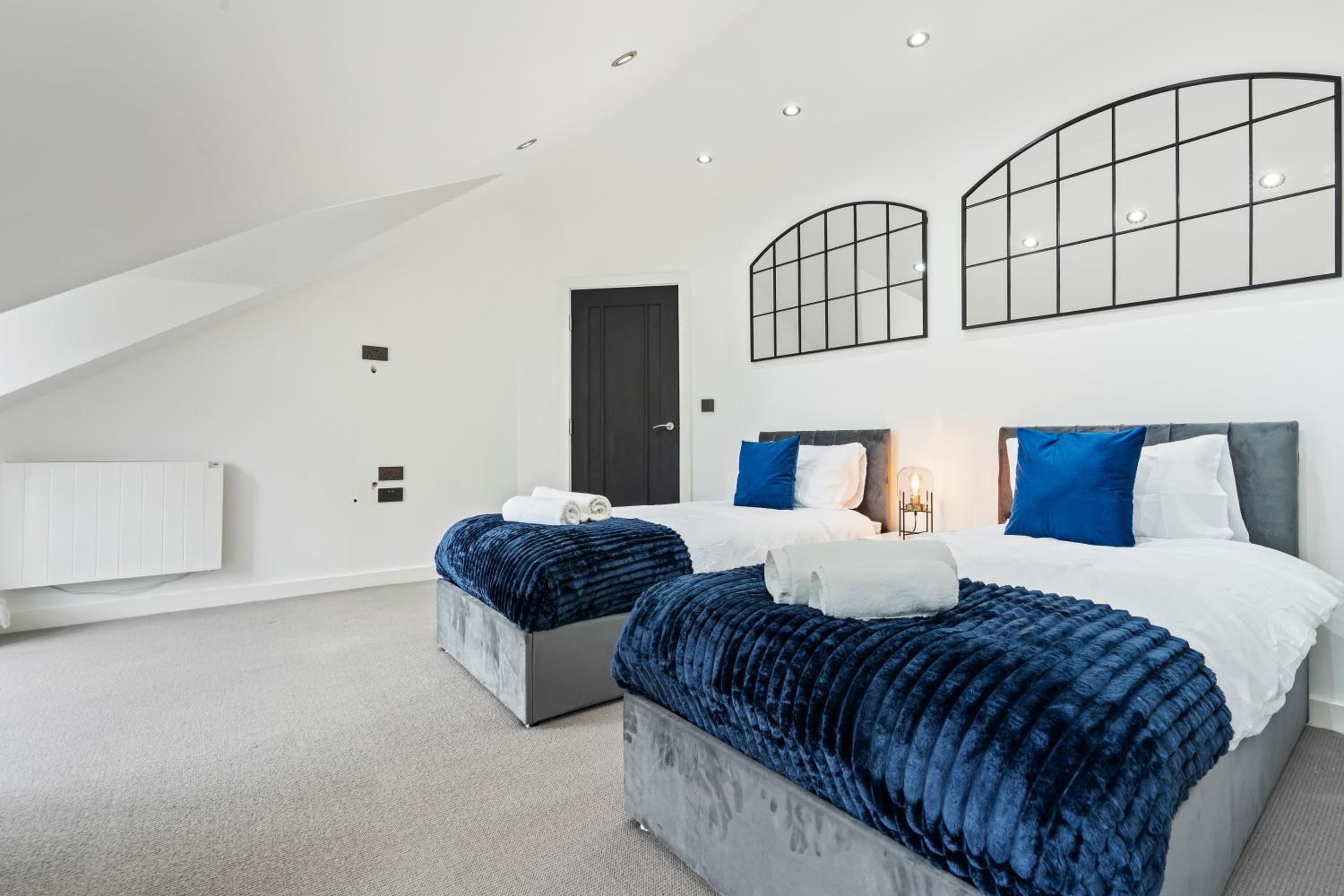 Stunning Penthouse-Style 2-Bed Uxbridge