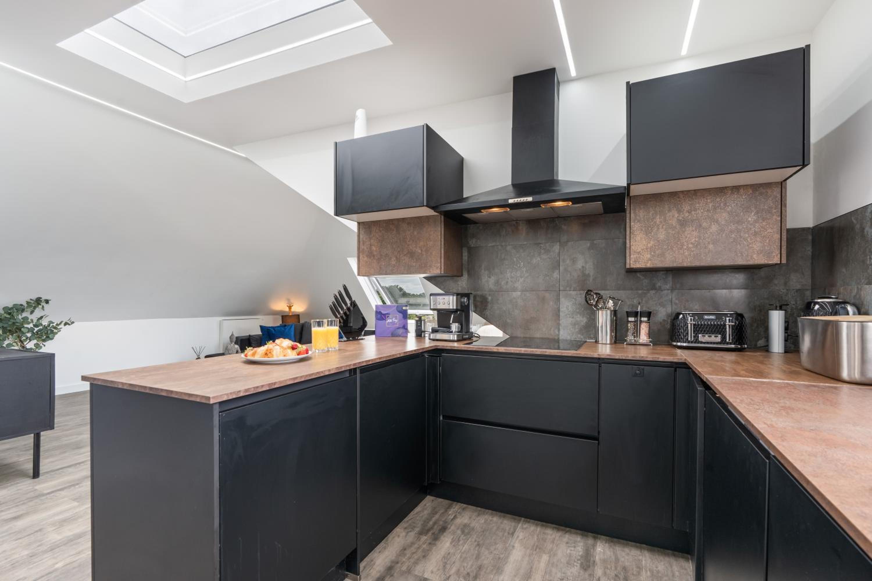 Stunning Penthouse-Style 2-Bed Uxbridge