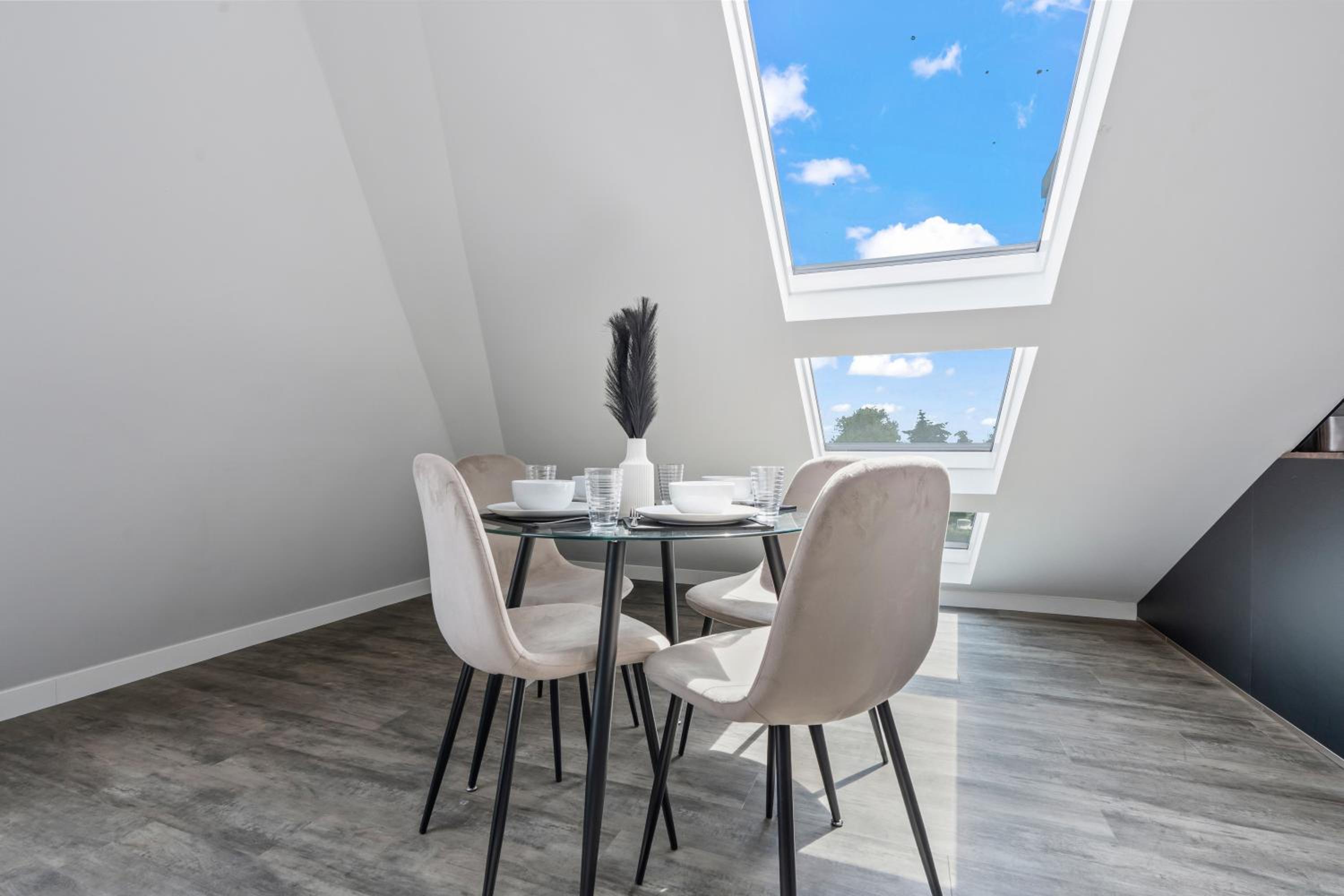 Stunning Penthouse-Style 2-Bed Uxbridge