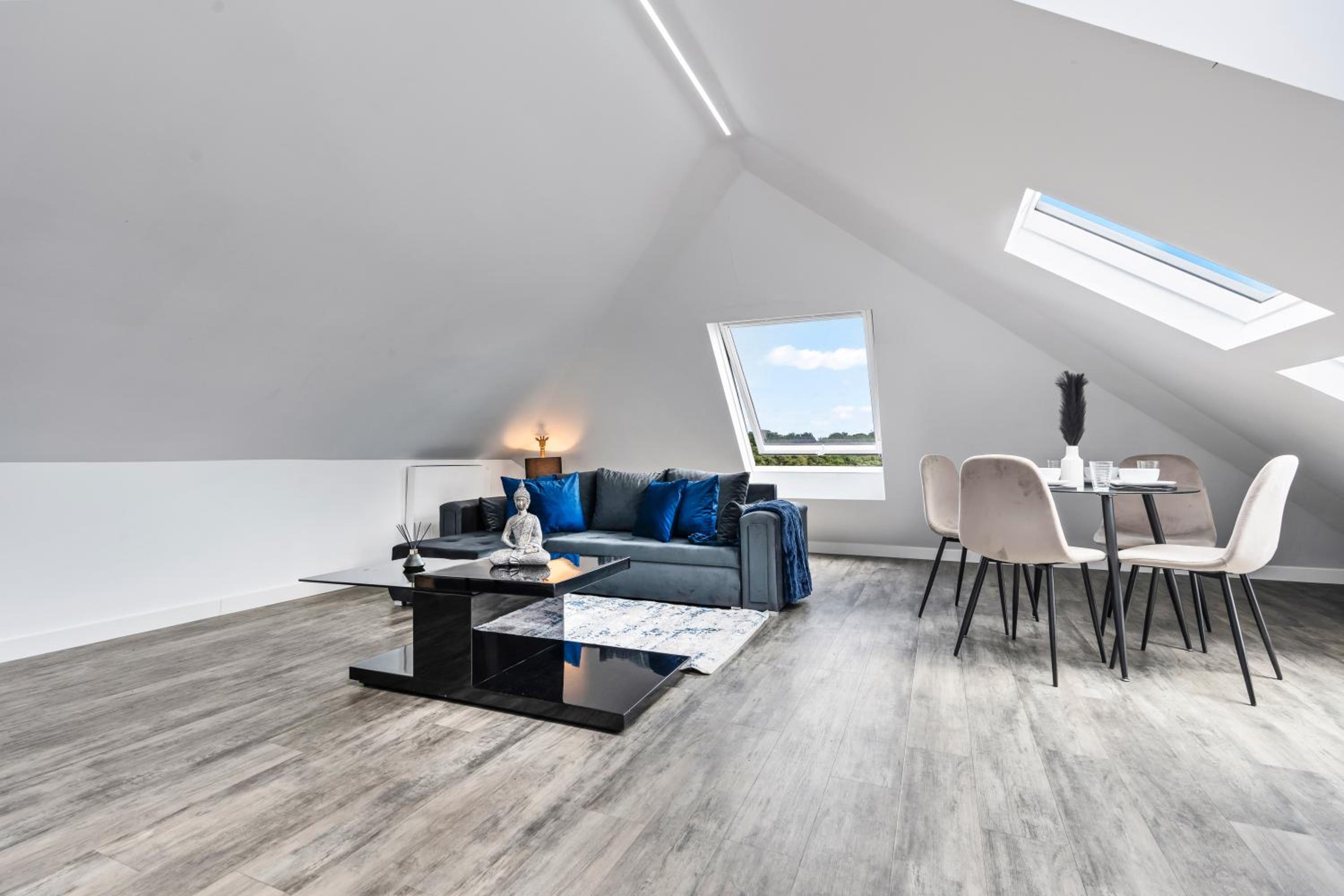 Stunning Penthouse-Style 2-Bed Uxbridge