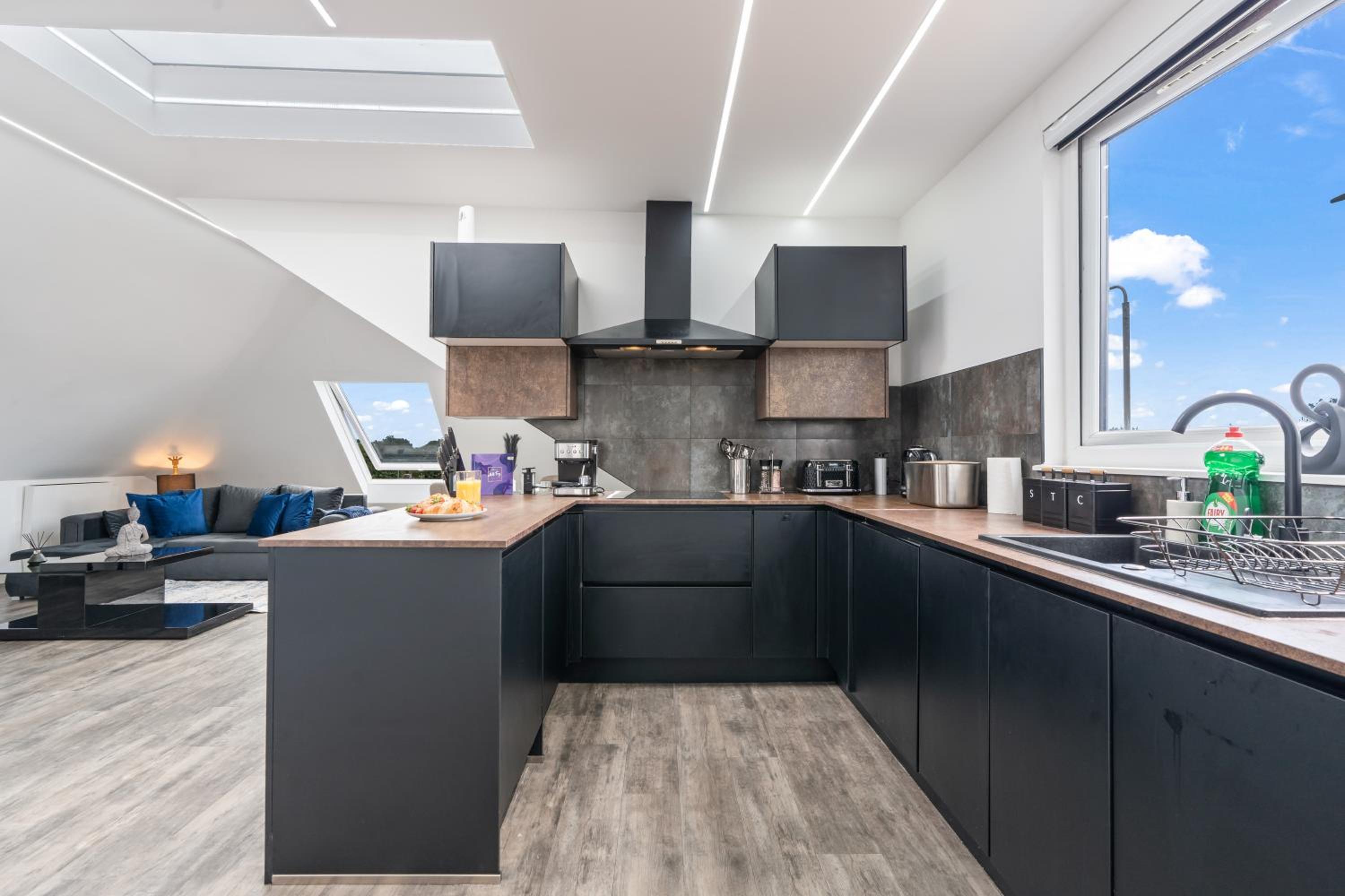 Stunning Penthouse-Style 2-Bed Uxbridge