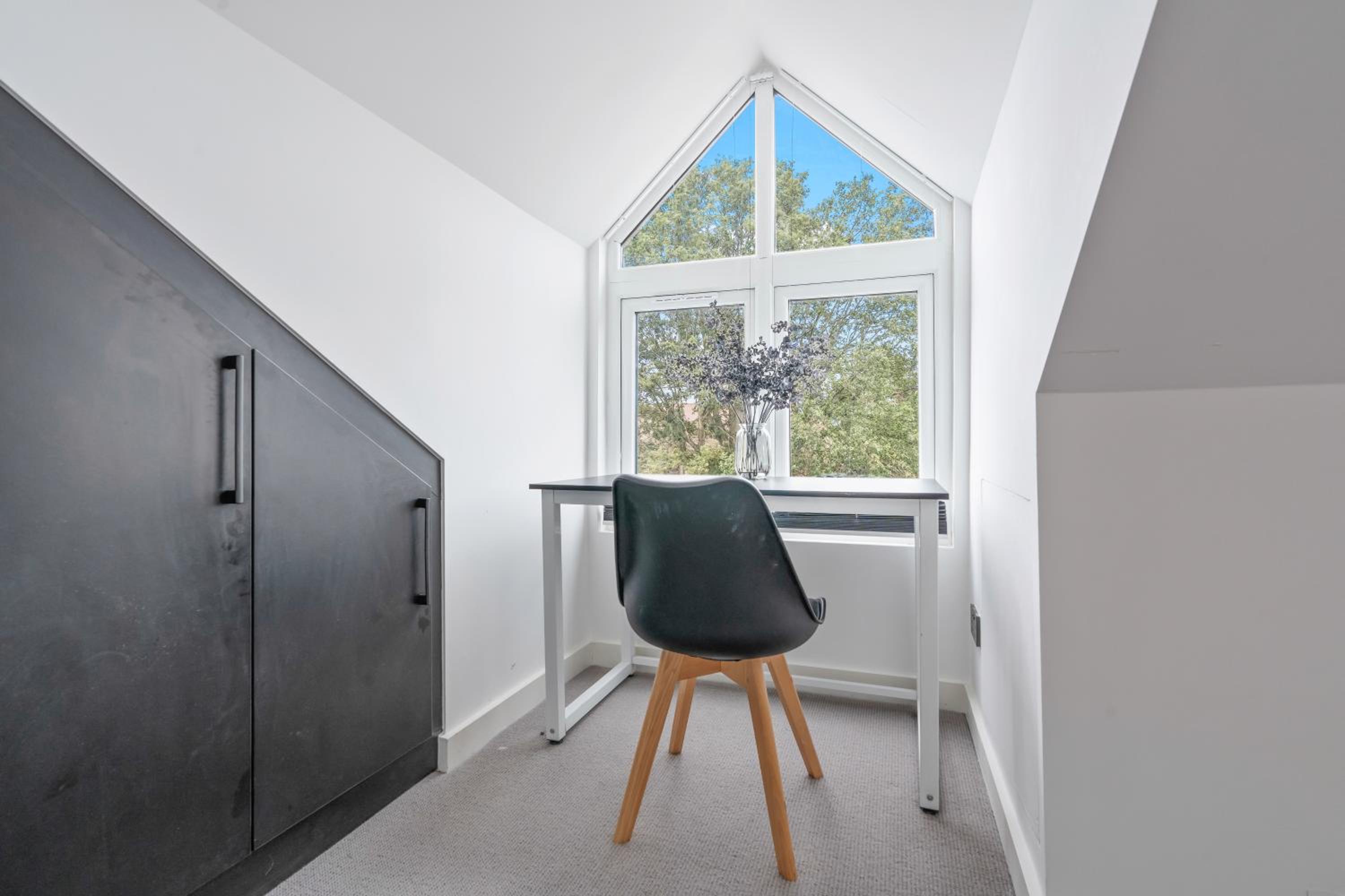 Stunning Penthouse-Style 2-Bed Uxbridge