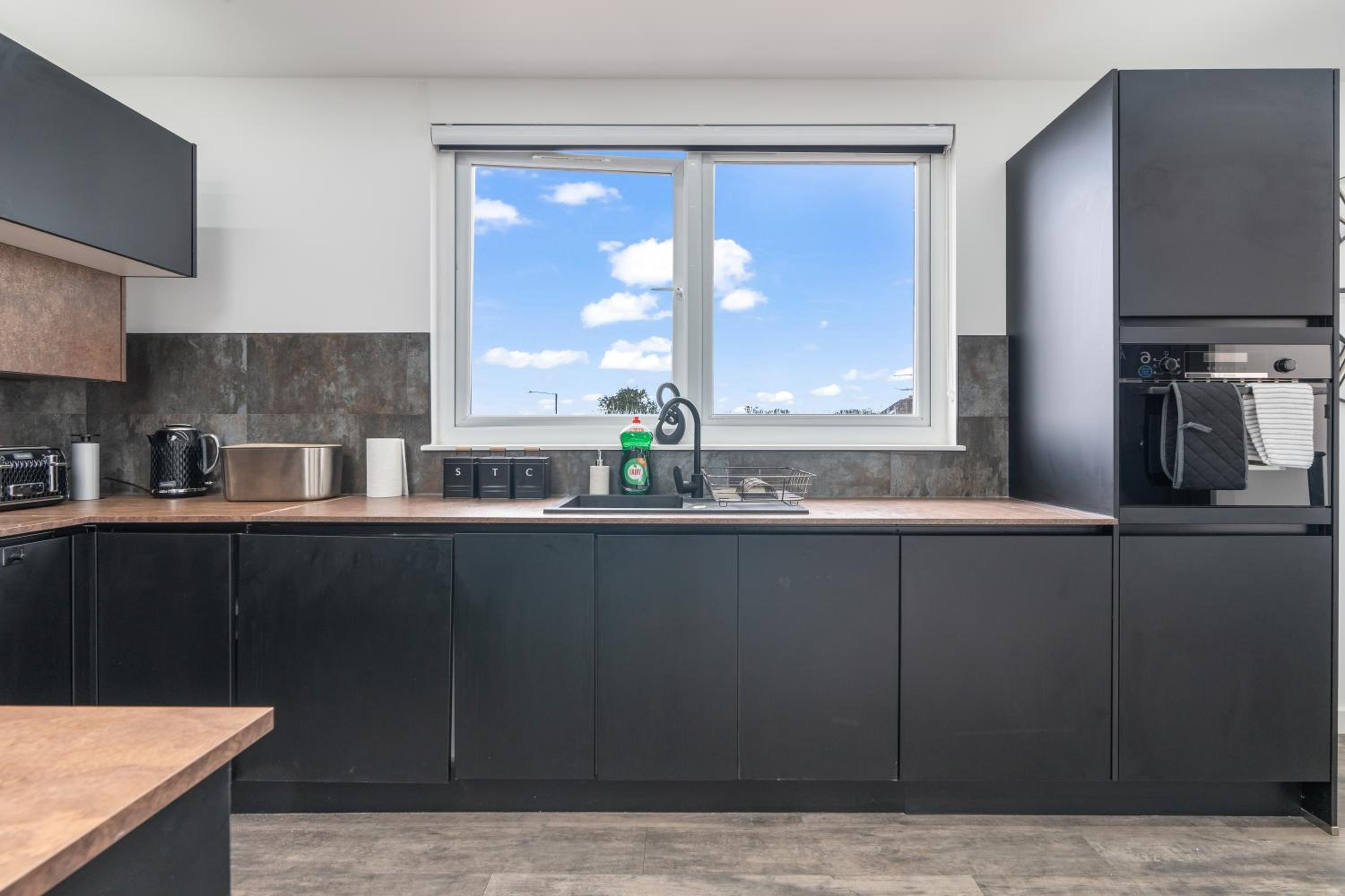 Stunning Penthouse-Style 2-Bed Uxbridge