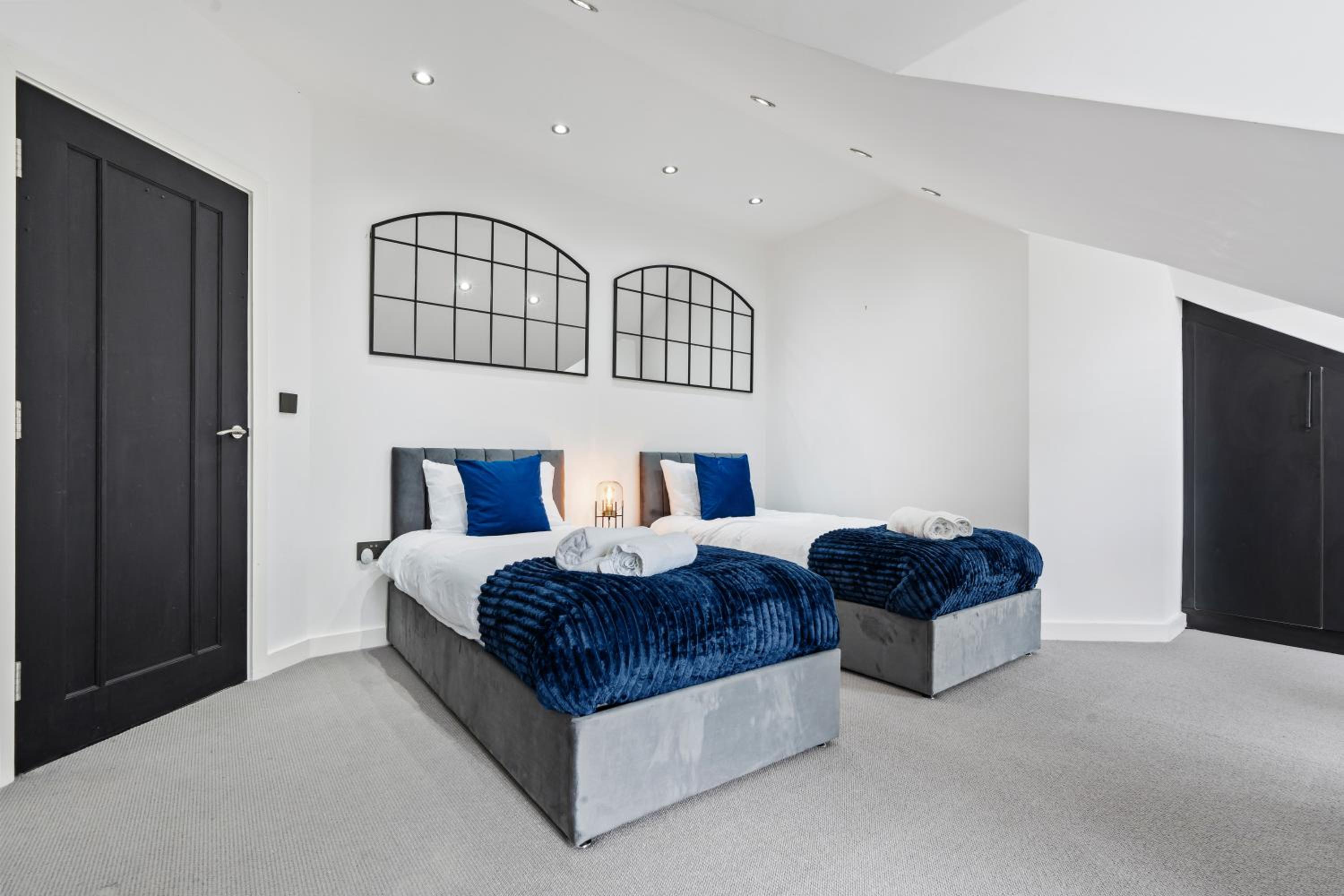 Stunning Penthouse-Style 2-Bed Uxbridge