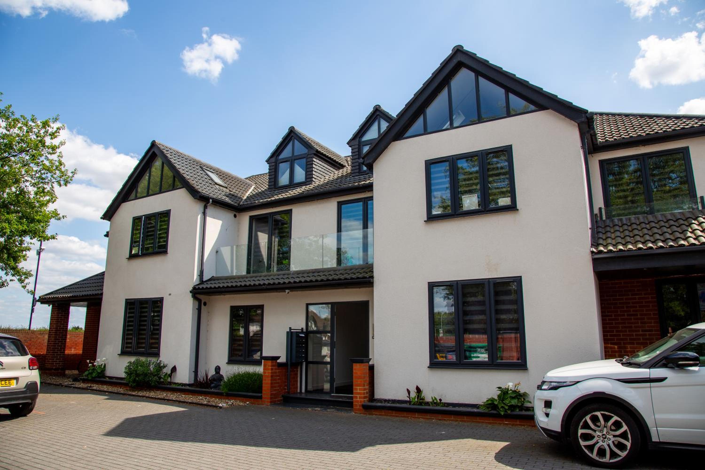 Stunning Penthouse-Style 2-Bed Uxbridge