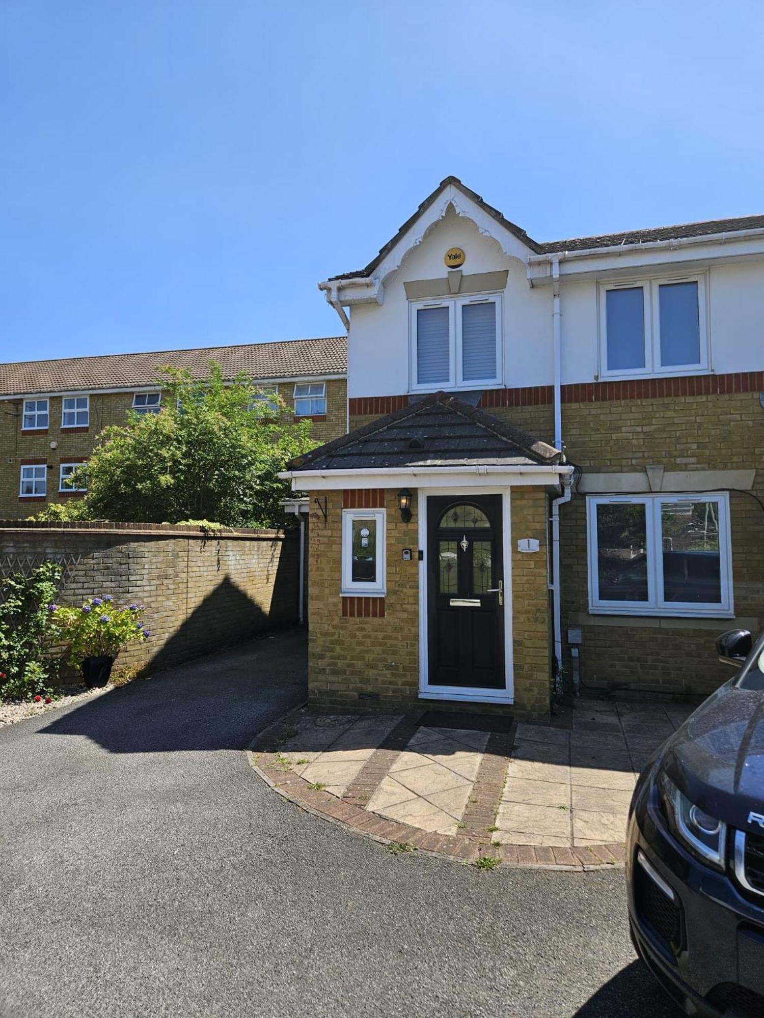 Heathrow Modern House with Parking & Fast WiFi