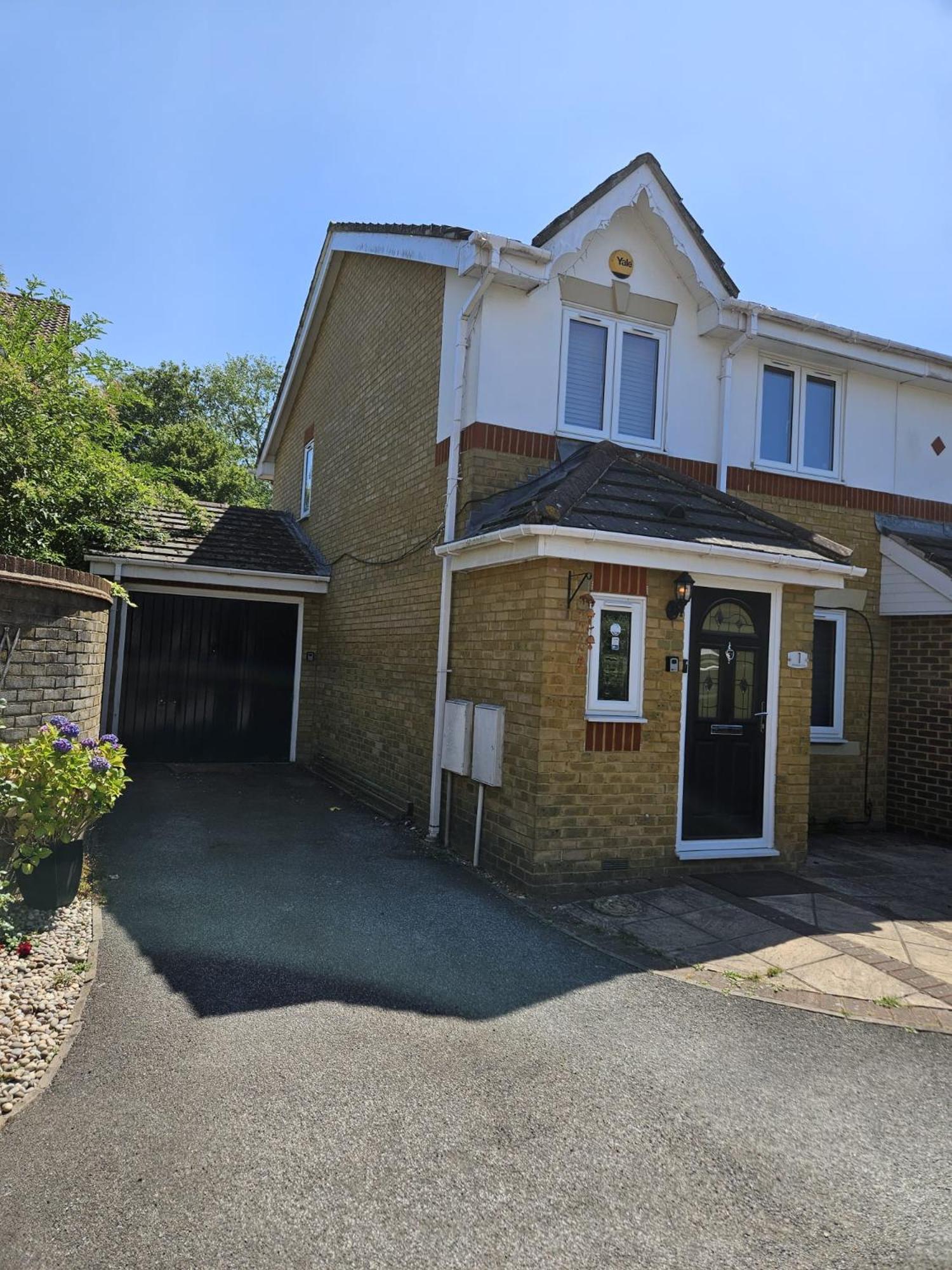 Heathrow Modern House with Parking & Fast WiFi