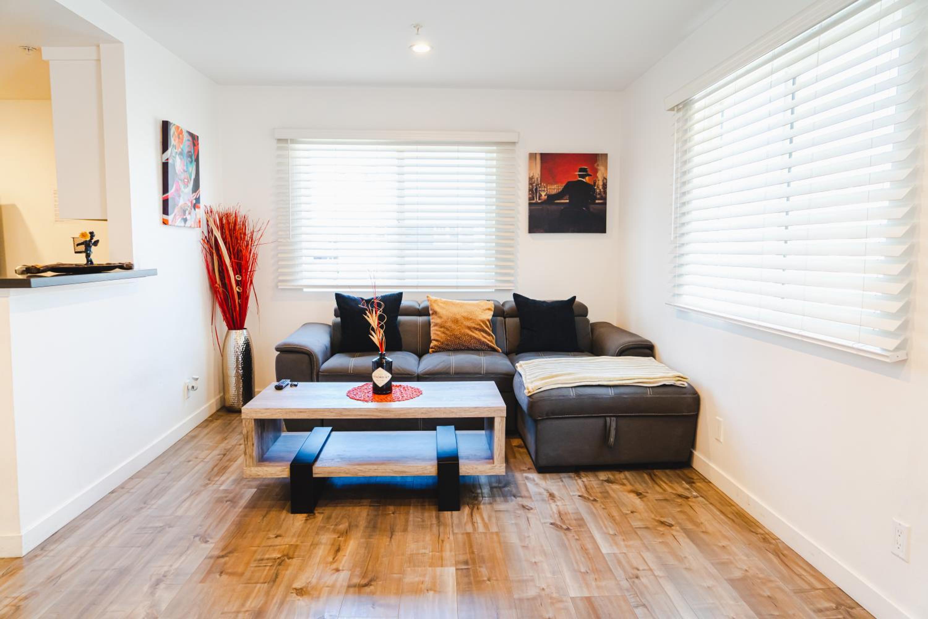 Chic Cozy One Bedroom Close to Downtown LA With Gated Parking